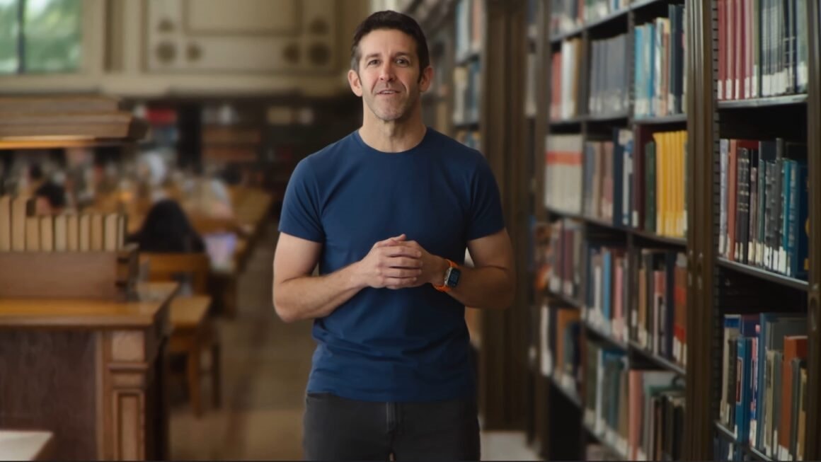 Chân dung kỹ sư cơ khí sinh năm 1975 có tiềm năng thế chỗ Tim Cook, trở thành CEO đế chế Apple trị giá 4.000 tỷ USD - Ảnh 1