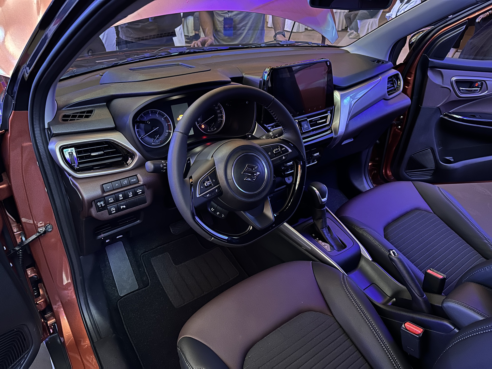 8 xe ra mắt Việt Nam tháng 10/2025: Rẻ nhất 520 triệu đồng, đắt nhất hơn 13 tỷ đồng, từ sedan đến SUV, đủ động cơ xăng điện và hybrid - Ảnh 15