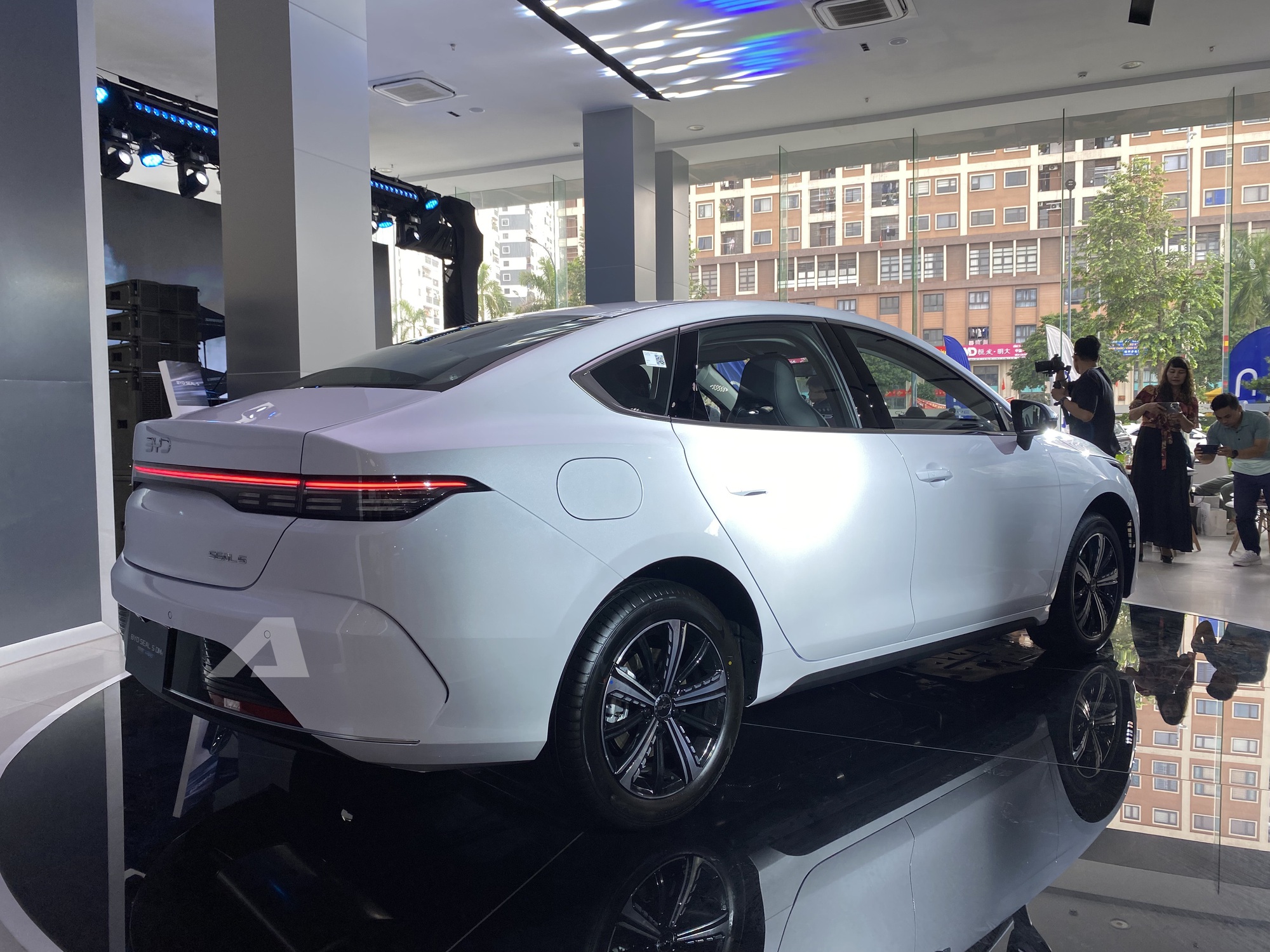 8 xe ra mắt Việt Nam tháng 10/2025: Rẻ nhất 520 triệu đồng, đắt nhất hơn 13 tỷ đồng, từ sedan đến SUV, đủ động cơ xăng điện và hybrid - Ảnh 12