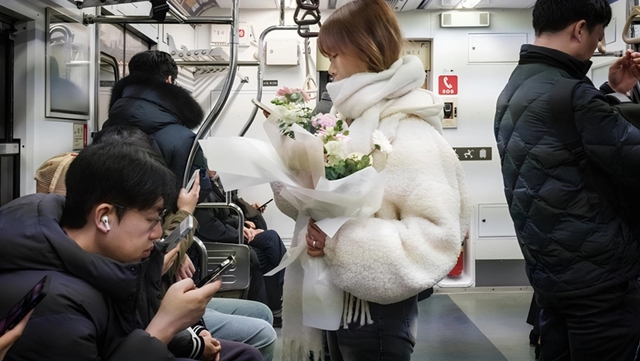 “Cơn đau đầu” mới của Hàn Quốc: Đi làm xa nhất thế giới khiến nhân viên “tắt cảm xúc”, doanh nghiệp mất năng suất - Ảnh 2