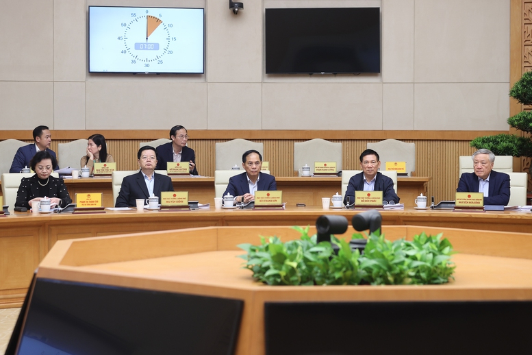 Thủ tướng: Chính sách với trung tâm tài chính phải bám sát thông lệ quốc tế nhưng cạnh tranh hơn - Ảnh 6