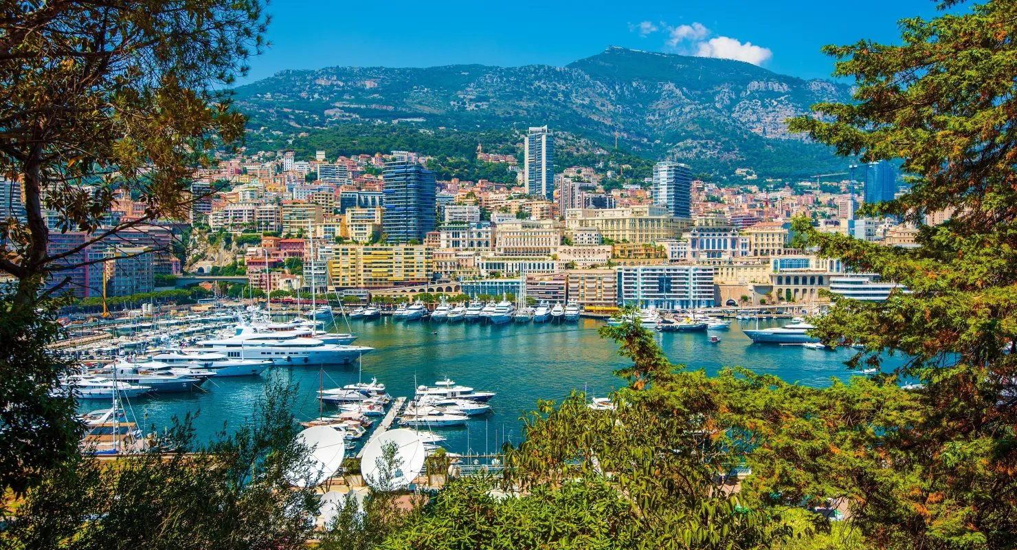 Đất nước rộng chưa bằng nửa Hồ Tây nhưng "cứ ra ngõ là gặp triệu phú USD" - Ảnh 1