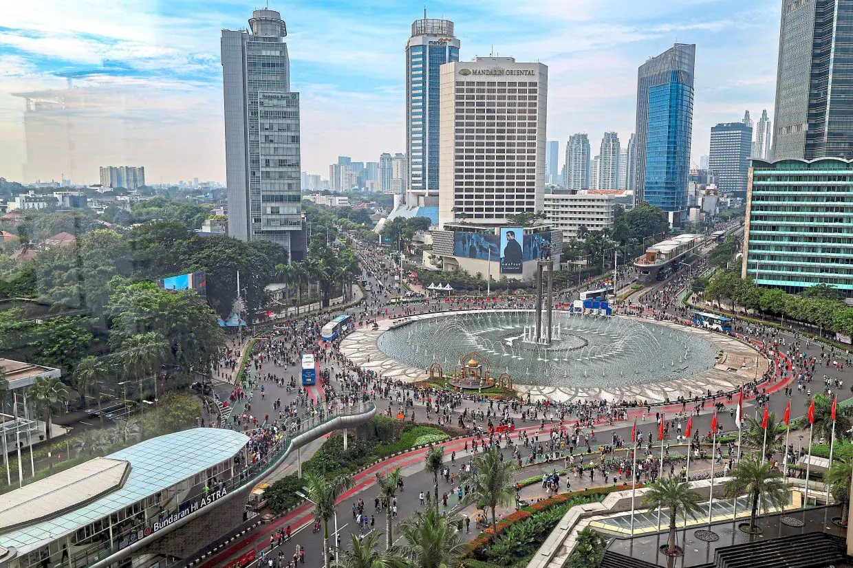 Láng giềng Việt Nam muốn đổi tiền - Ảnh 1