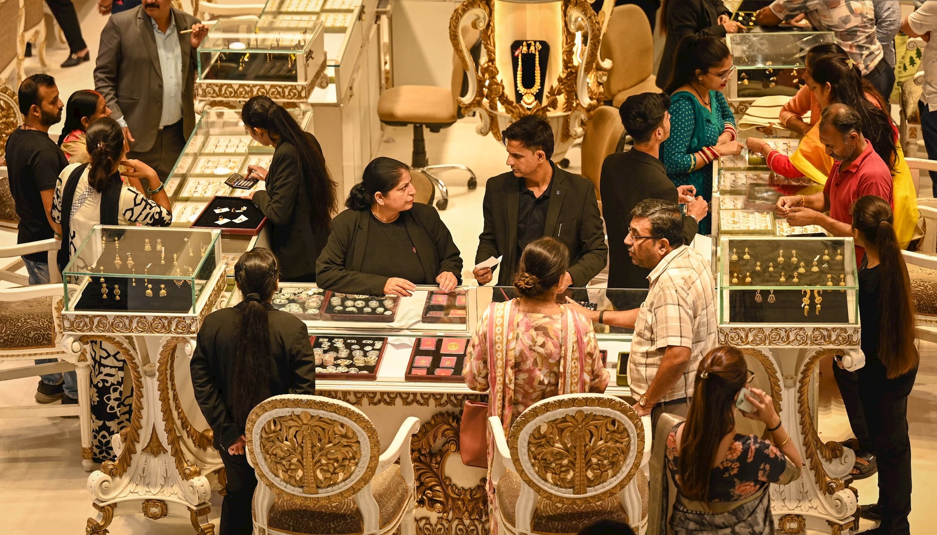 Chỉ trong 3 tháng, một nhóm người đã mua 1.300 tấn vàng - Ảnh 1