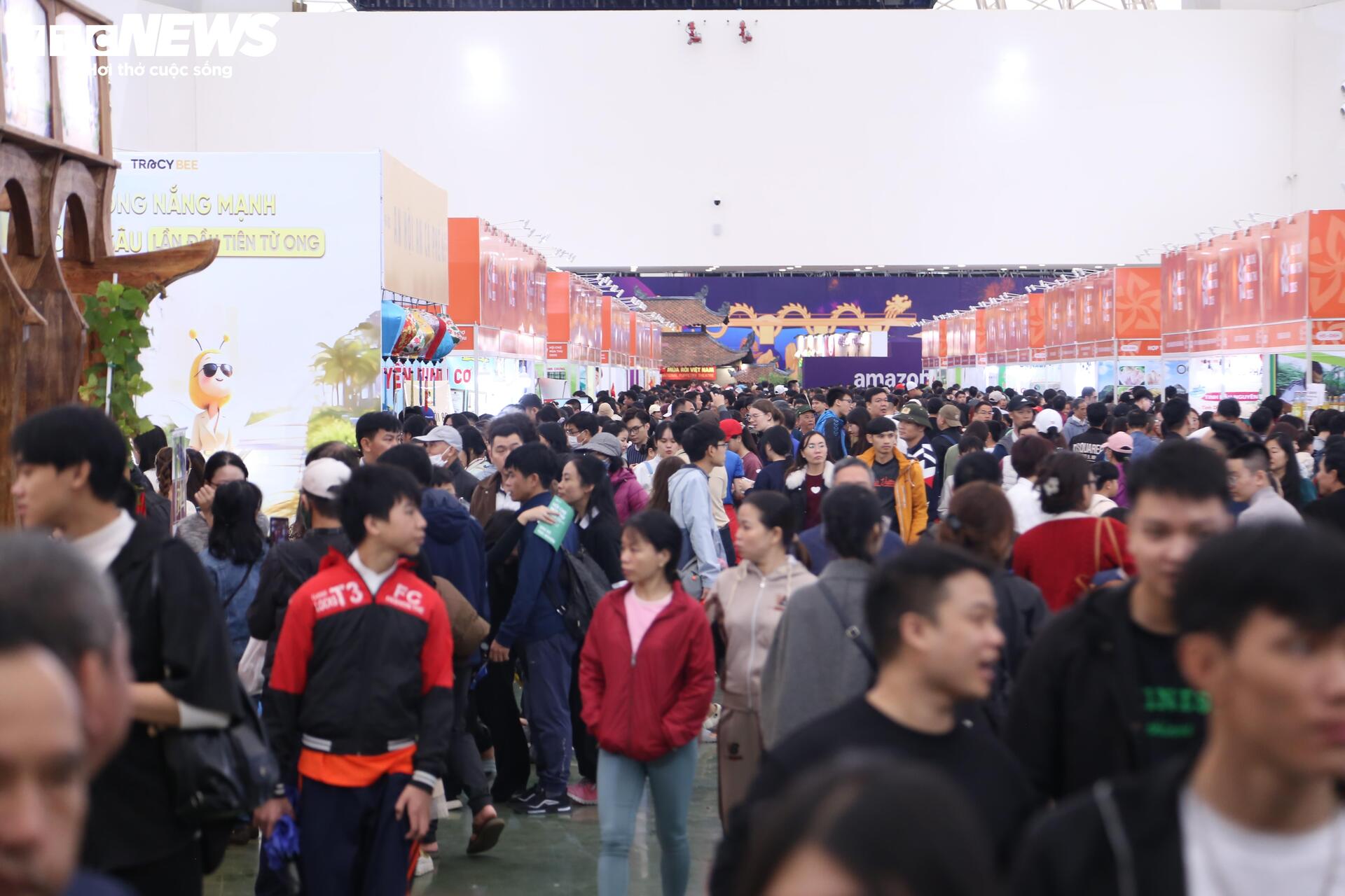 Tượng 'Phúc Long Tụ Bảo' mạ vàng giá hơn nửa tỷ đồng tại Hội chợ Mùa Thu 2025 - Ảnh 2