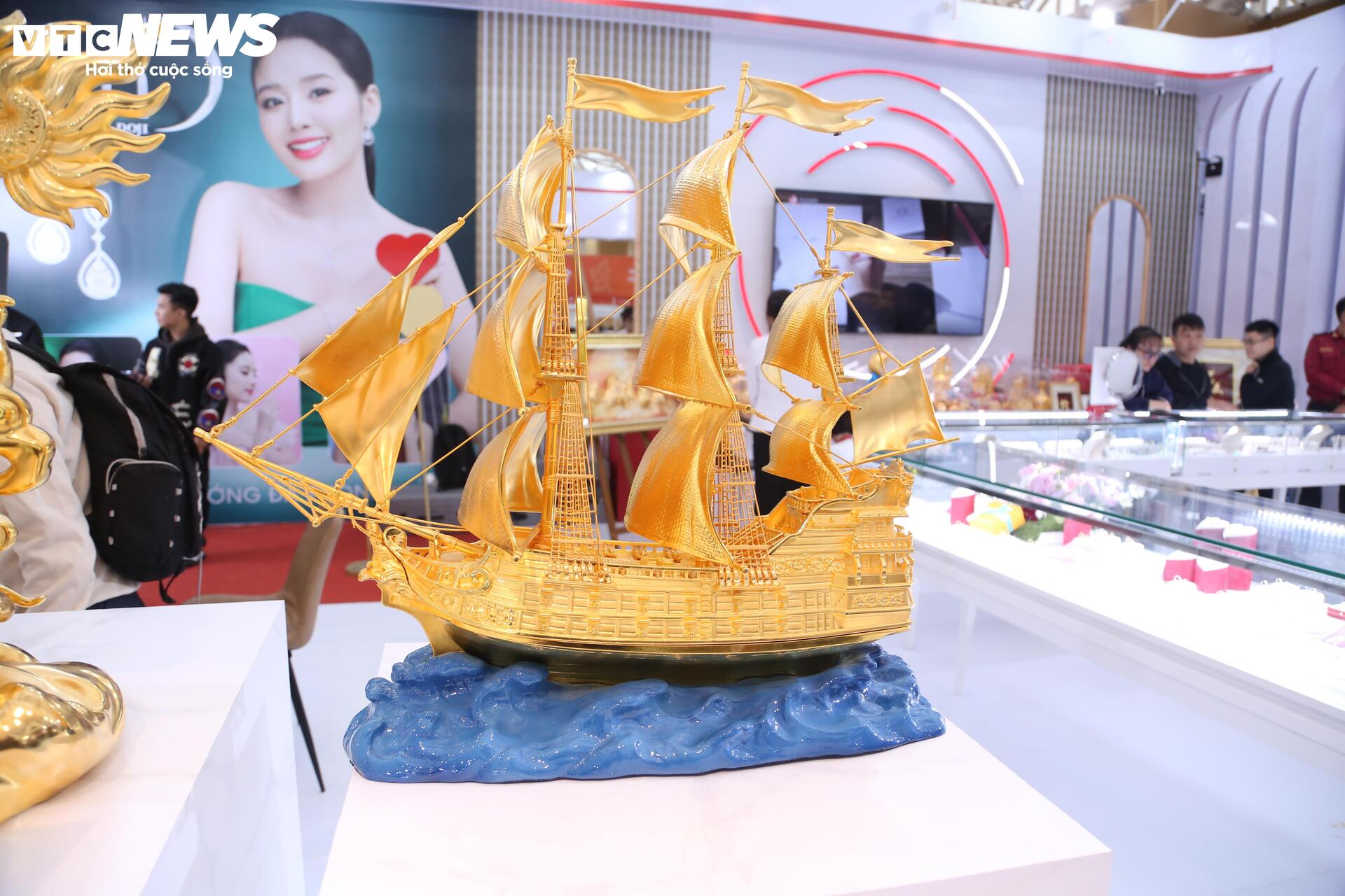 Tượng 'Phúc Long Tụ Bảo' mạ vàng giá hơn nửa tỷ đồng tại Hội chợ Mùa Thu 2025 - Ảnh 7