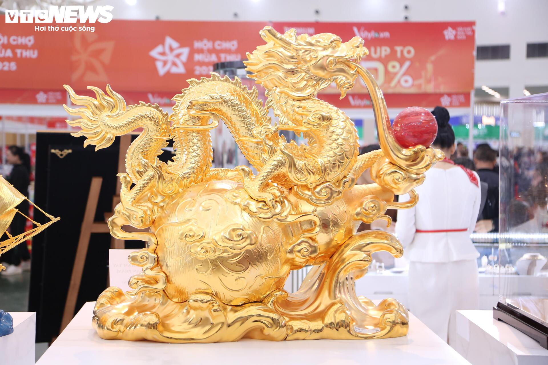 Tượng 'Phúc Long Tụ Bảo' mạ vàng giá hơn nửa tỷ đồng tại Hội chợ Mùa Thu 2025 - Ảnh 3
