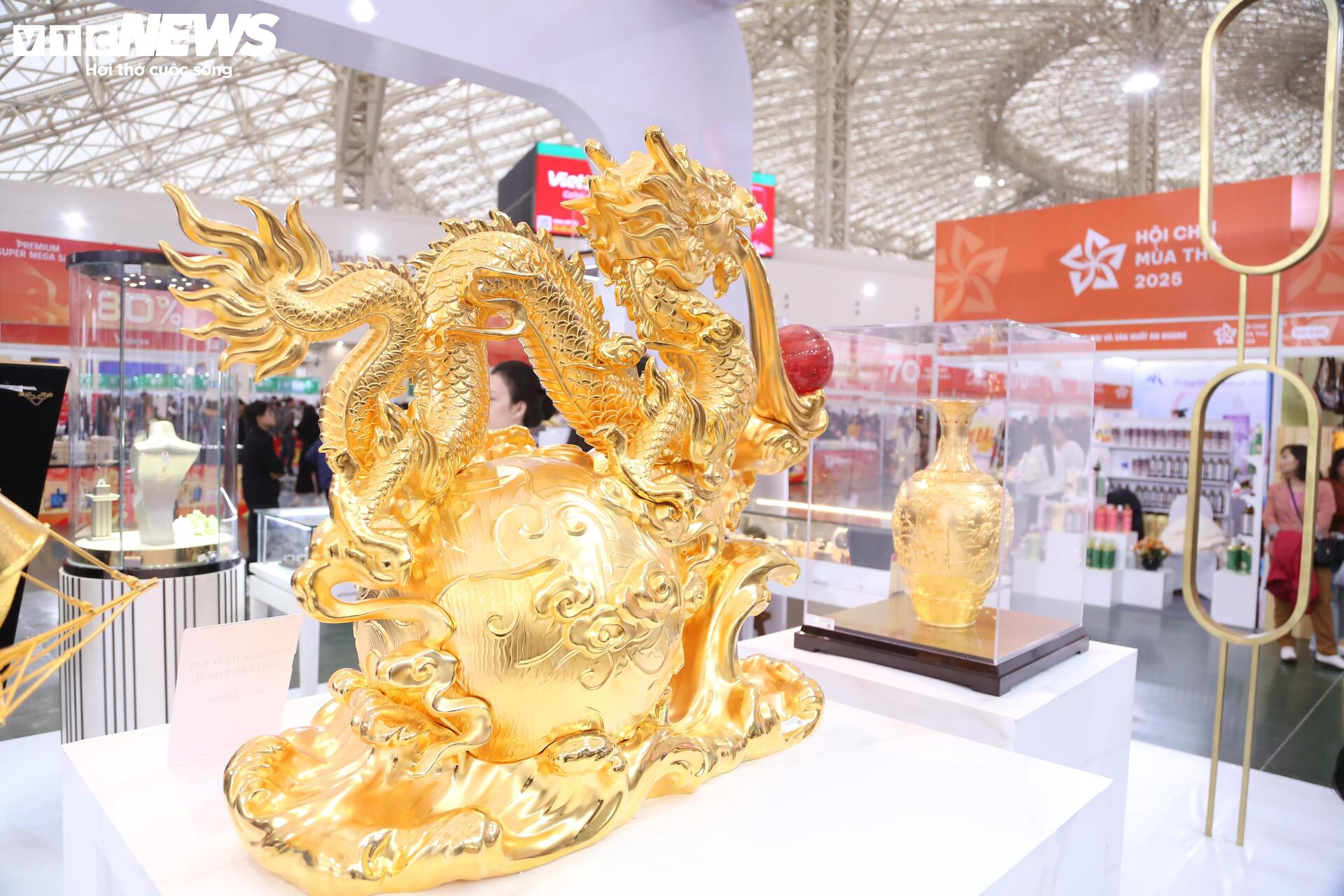Tượng 'Phúc Long Tụ Bảo' mạ vàng giá hơn nửa tỷ đồng tại Hội chợ Mùa Thu 2025 - Ảnh 6