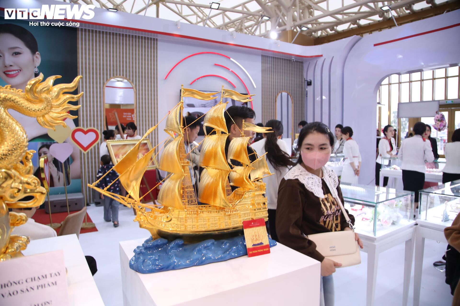 Tượng 'Phúc Long Tụ Bảo' mạ vàng giá hơn nửa tỷ đồng tại Hội chợ Mùa Thu 2025 - Ảnh 9