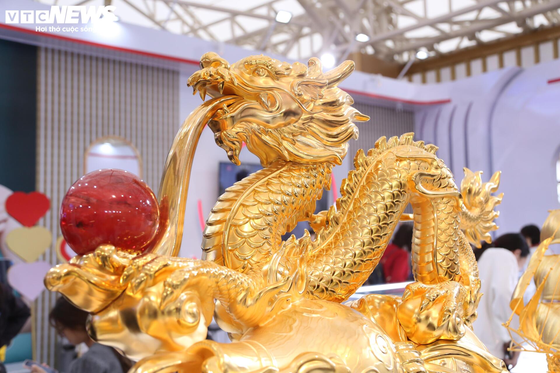 Tượng 'Phúc Long Tụ Bảo' mạ vàng giá hơn nửa tỷ đồng tại Hội chợ Mùa Thu 2025 - Ảnh 4