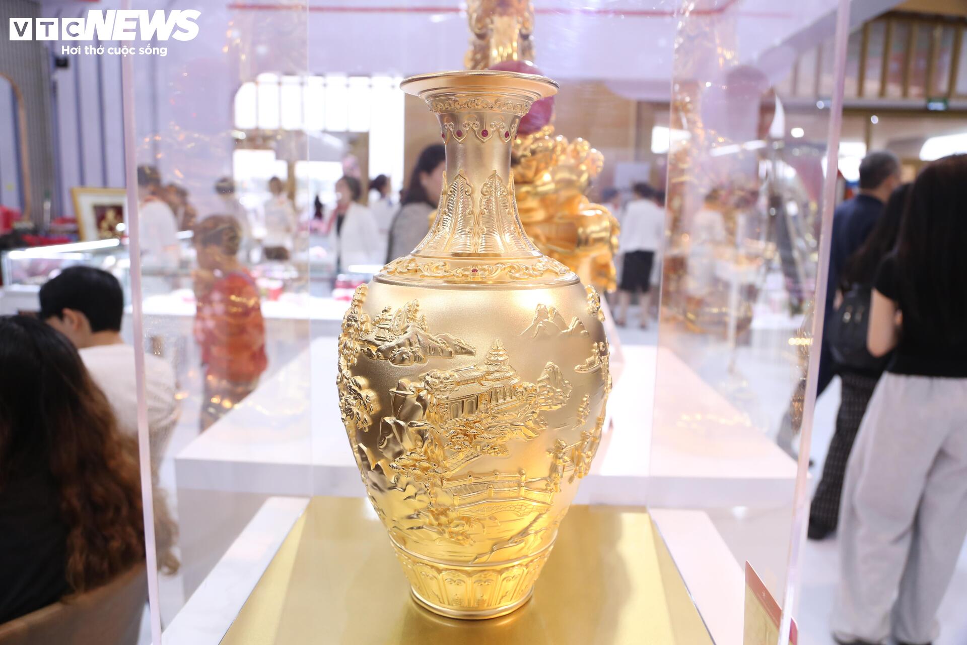 Tượng 'Phúc Long Tụ Bảo' mạ vàng giá hơn nửa tỷ đồng tại Hội chợ Mùa Thu 2025 - Ảnh 8