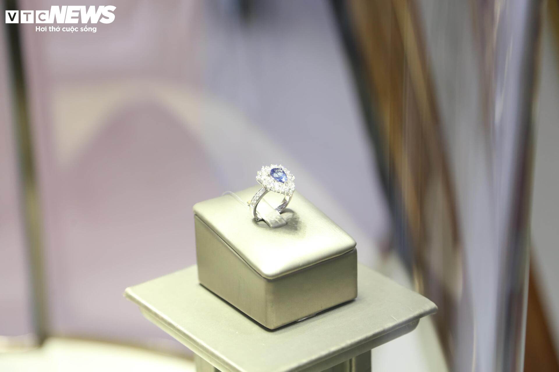 Tượng 'Phúc Long Tụ Bảo' mạ vàng giá hơn nửa tỷ đồng tại Hội chợ Mùa Thu 2025 - Ảnh 12