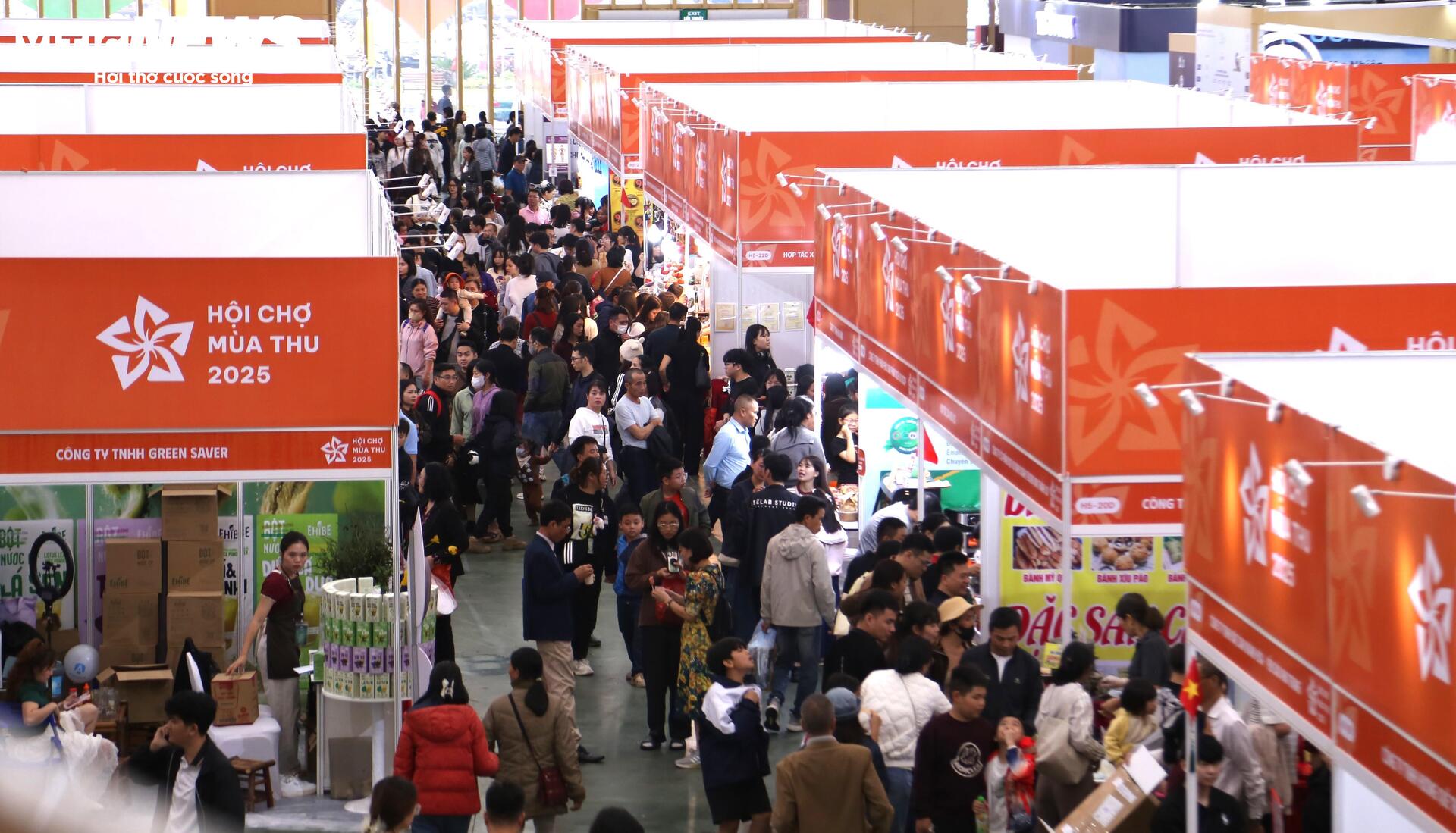 Tượng 'Phúc Long Tụ Bảo' mạ vàng giá hơn nửa tỷ đồng tại Hội chợ Mùa Thu 2025 - Ảnh 1