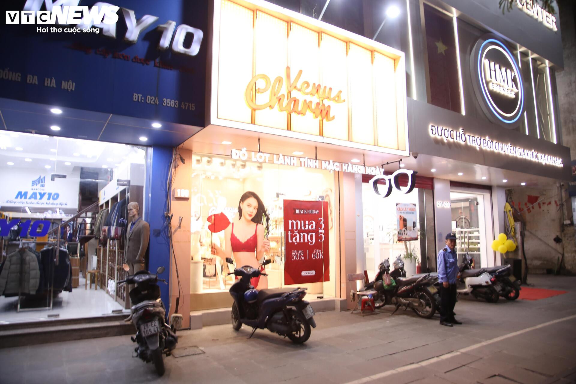 La liệt hàng giảm giá ngày Black Friday, khách vẫn èo uột - Ảnh 10