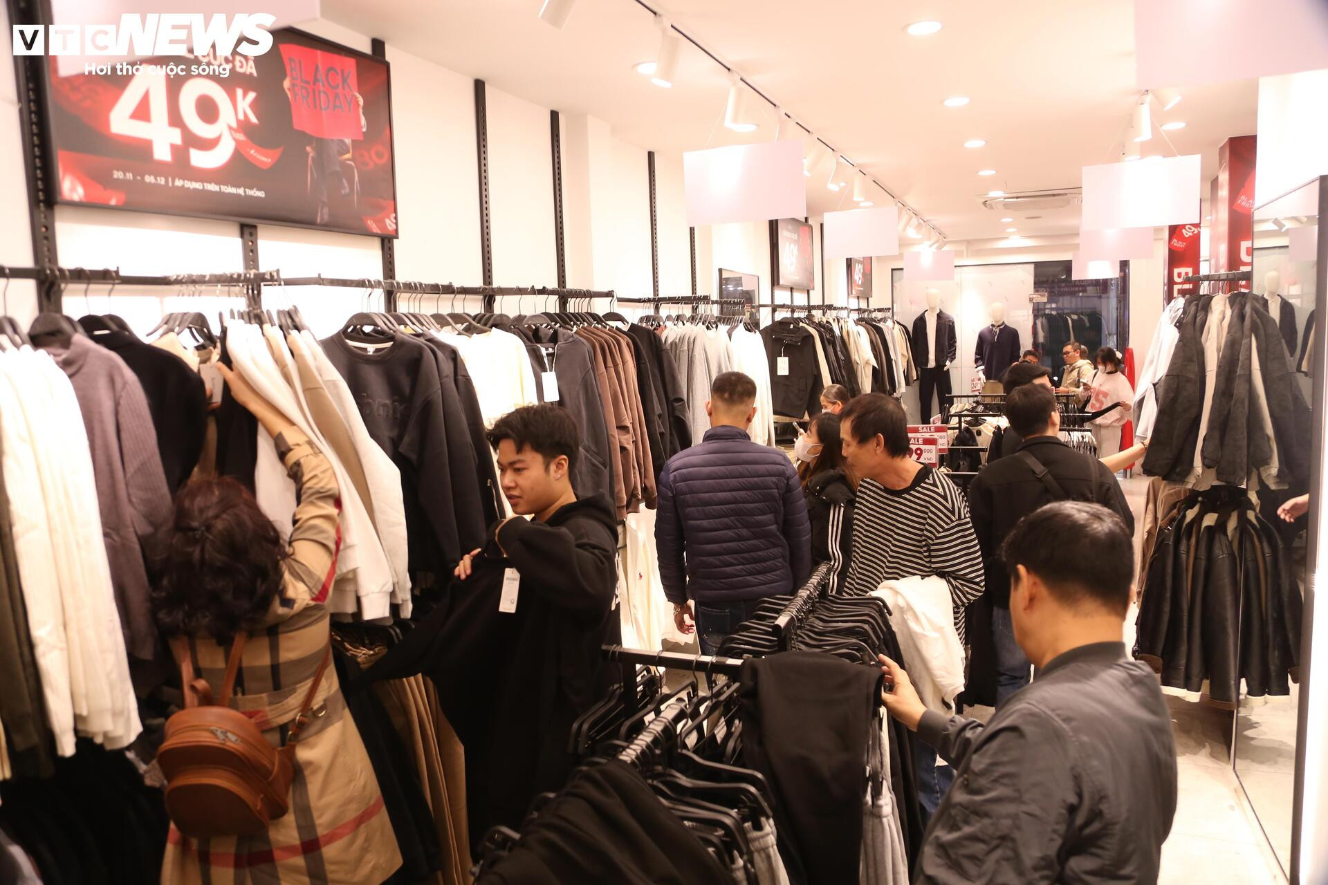 La liệt hàng giảm giá ngày Black Friday, khách vẫn èo uột - Ảnh 4