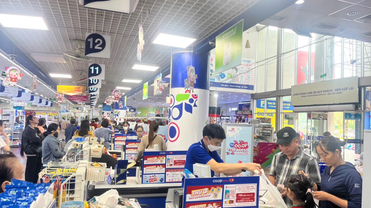 Người dân Quy Nhơn đổ xô mua thực phẩm dự trữ trước bão số 13 - Ảnh 2