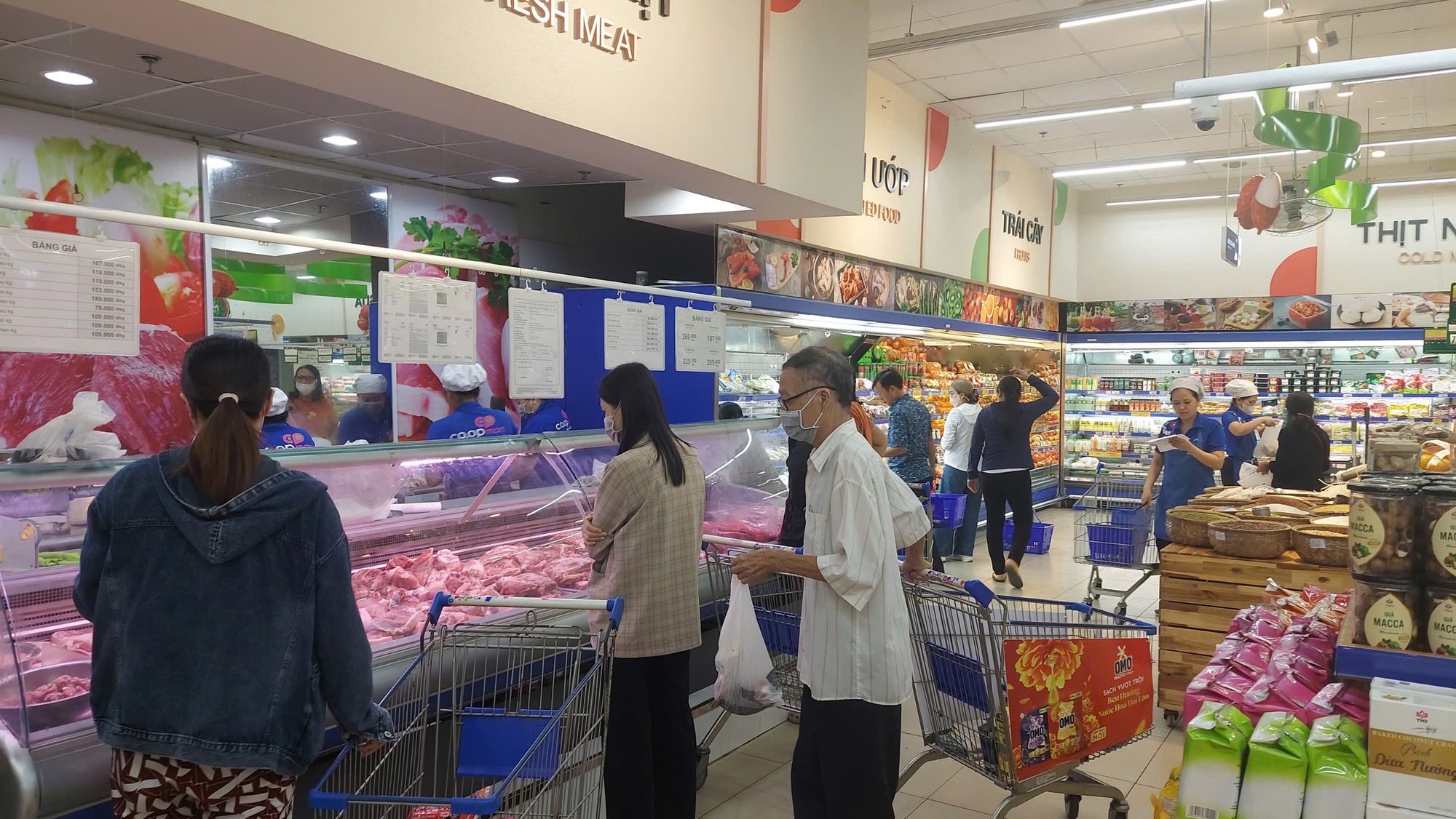 Người dân Quy Nhơn đổ xô mua thực phẩm dự trữ trước bão số 13 - Ảnh 1