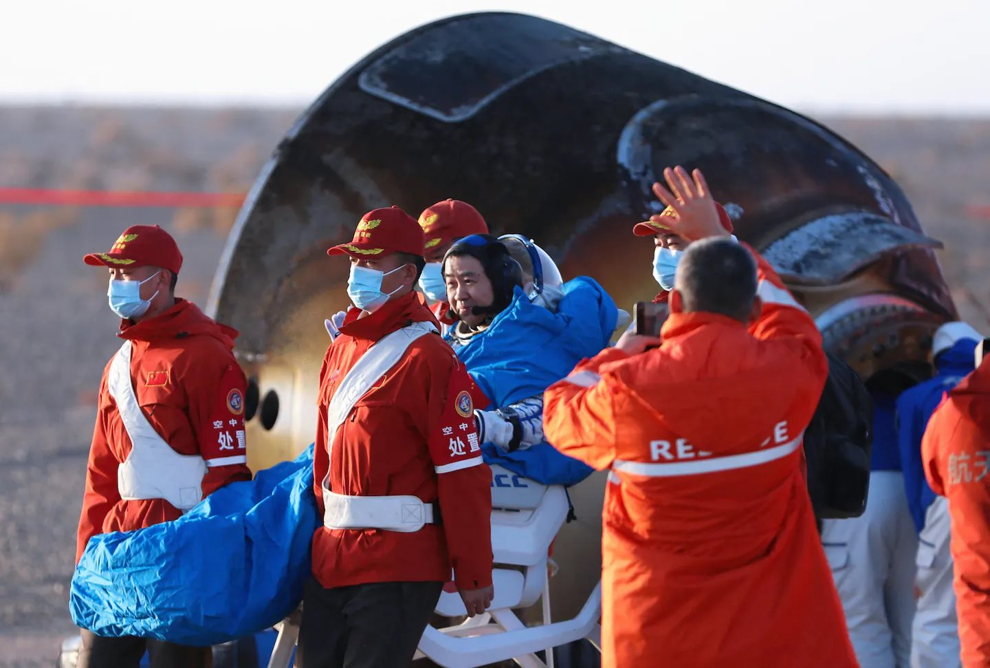 3 phi hành gia Trung Quốc được giải cứu về Trái đất, “3 người lên cứu lại mắc kẹt”: Chuyện kỳ quái gì đây? - Ảnh 1