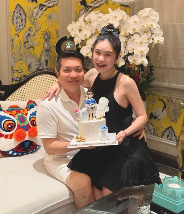 Đoàn Di Băng mếu máo, nắm chặt tay Nguyễn Quốc Vũ khicông an khám nhà, bắt tạm giam - Ảnh 7