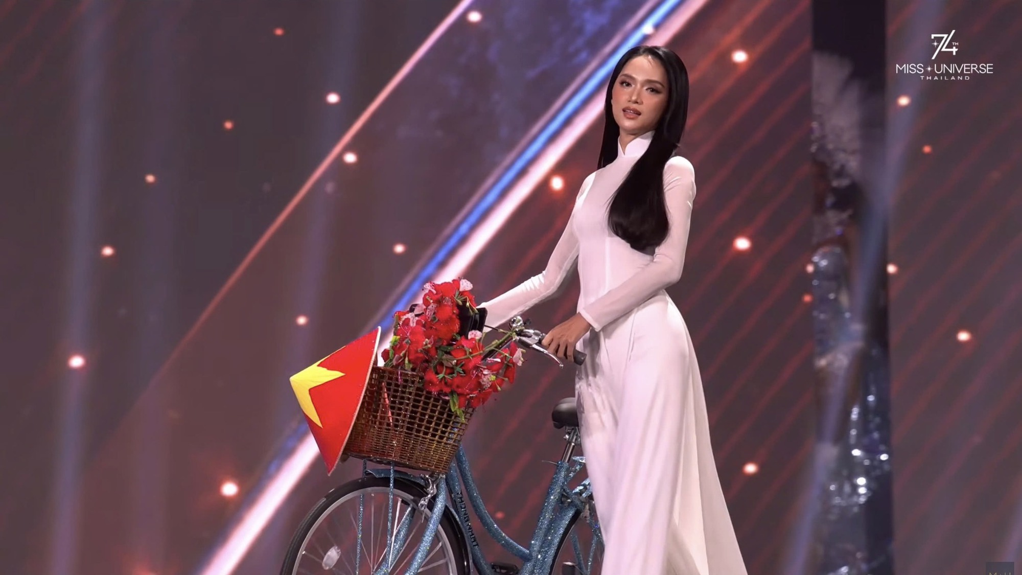 Công ty nào làm chiếc xe đạp cùng hoa hậu Hương Giang "gây bão" Miss Universe? - Ảnh 2
