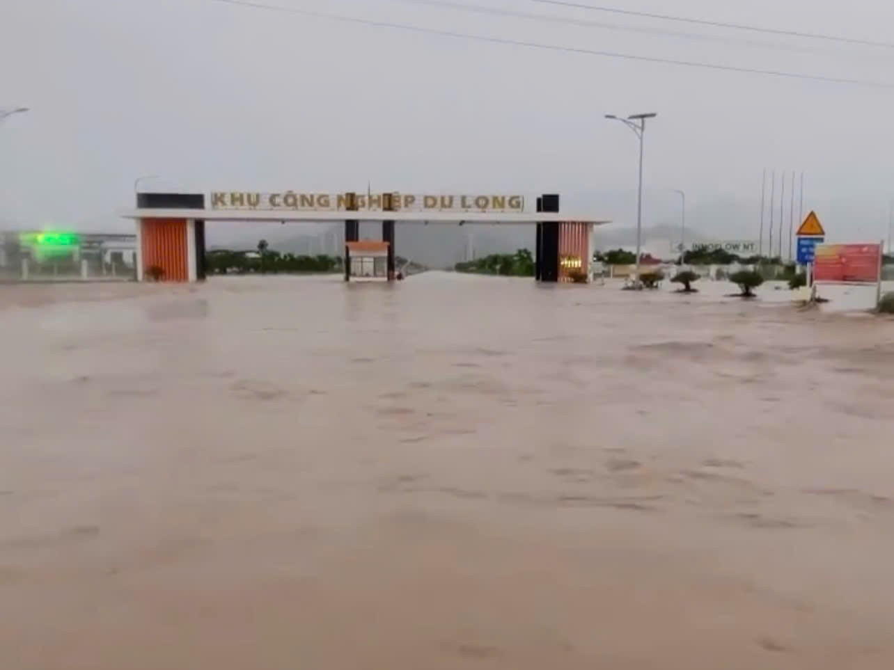 Cảnh khó tin ở khu công nghiệp, hơn 5.000 công nhân tạm nghỉ việc - Ảnh 1