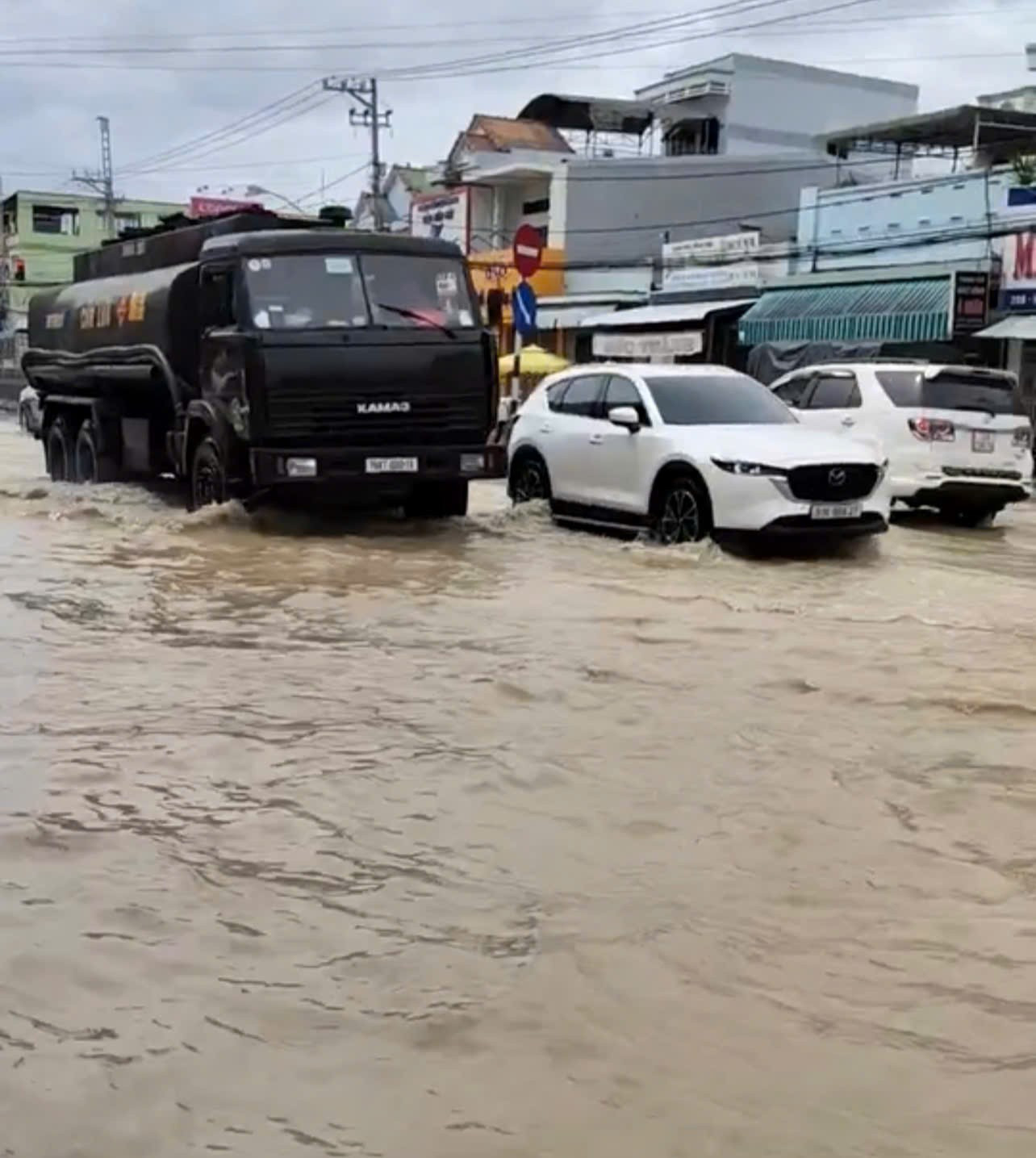 Cảnh khó tin ở khu công nghiệp, hơn 5.000 công nhân tạm nghỉ việc - Ảnh 3