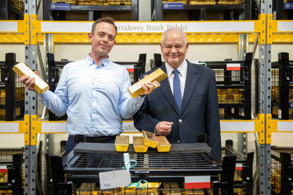 Một quốc gia tại châu Âu đang nắm giữ hơn 520 tấn vàng, dự định "gửi nhờ" ở hai cường quốc - Ảnh 1