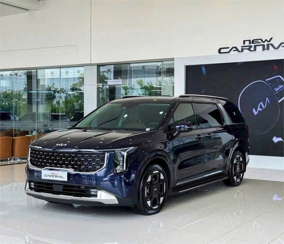 Kia Carnival giảm giá tới 100 triệu tại đại lý, giá thực tế chỉ ngang xe đã qua sử dụng - Ảnh 1