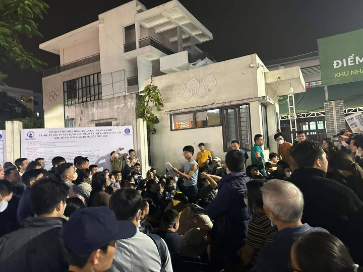 Vật vã thức xuyên đêm chờ nộp hồ sơ mua nhà xã hội ở Hà Nội - Ảnh 4