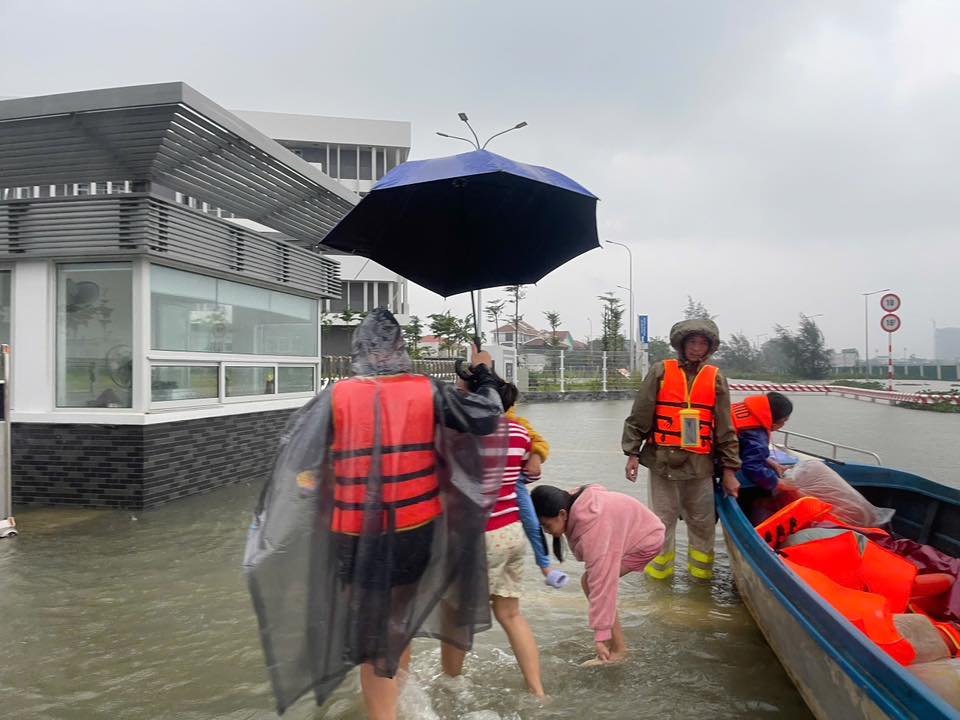 FPT hỗ trợ 4 tấn thuốc, vật tư y tế và chỗ trú an toàn cho người dân vùng lũ miền Trung - Ảnh 3