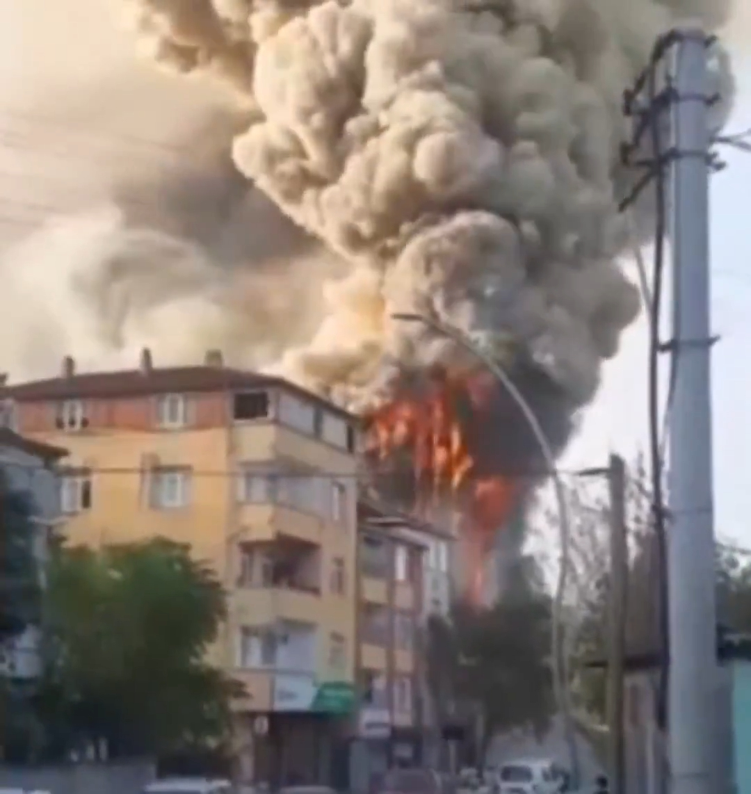 Cháy lớn ở kho nước hoa, hiện trường ám ảnh - Ảnh 1