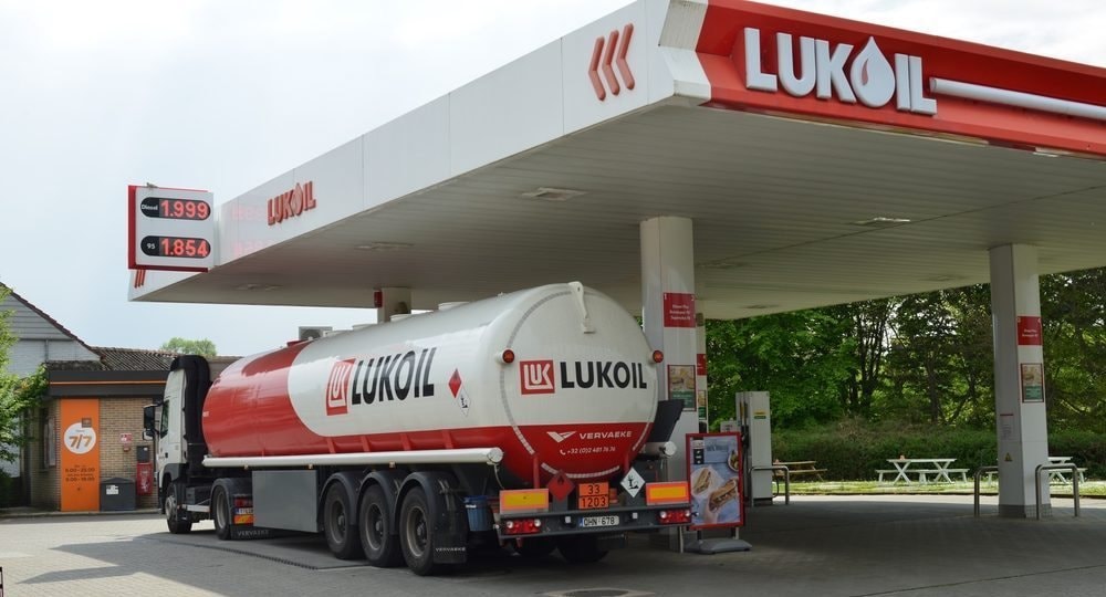 Mỹ trừng phạt ‘ông trùm’ dầu mỏ Nga, quốc gia châu Âu lập tức cấm xuất khẩu dầu, nhiên liệu sang EU vì sợ hết hàng - Ảnh 1