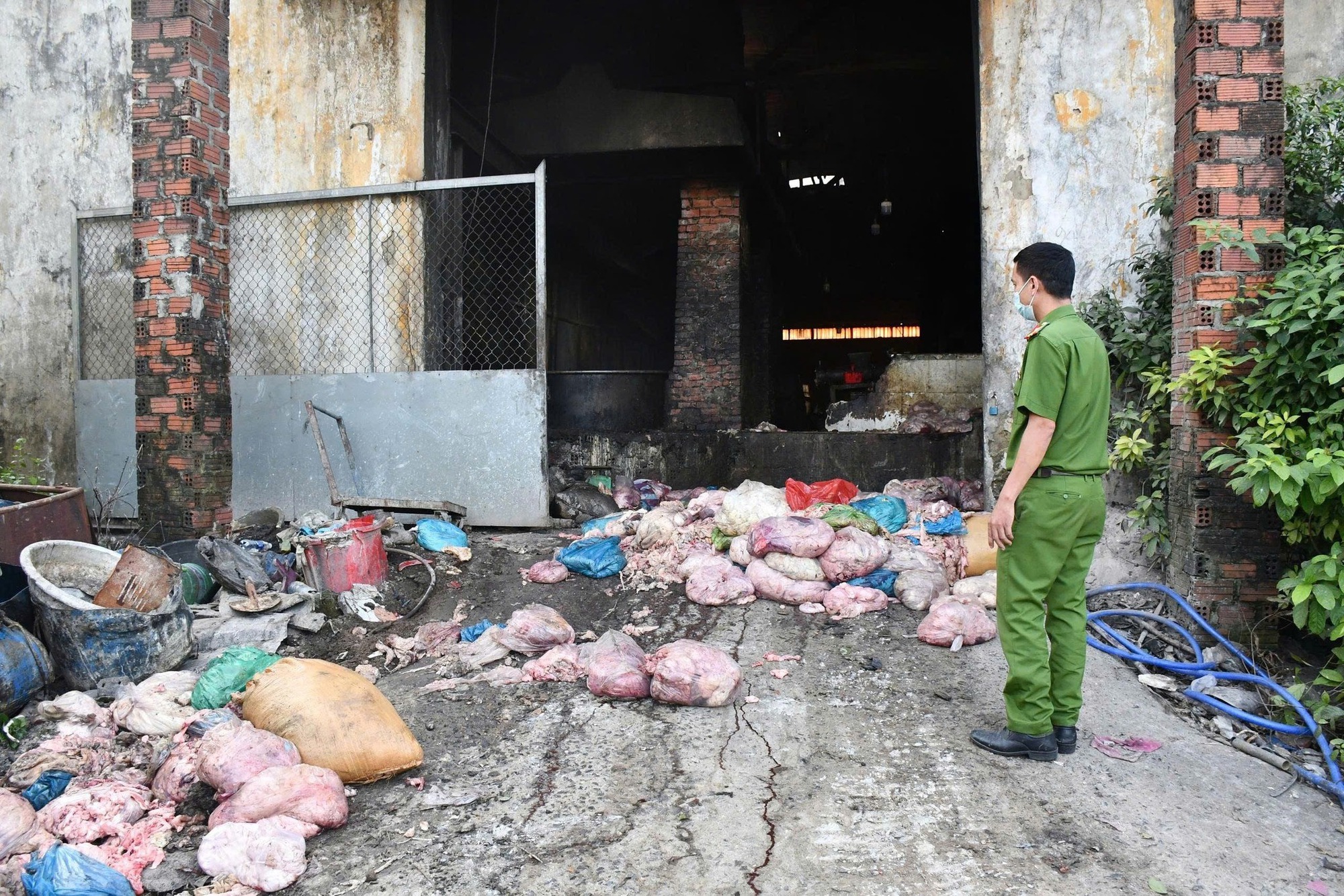 Cận cảnh cơ sở chế biến mỡ quy mô lớn, ẩn mình trong khu nghĩa trang - Ảnh 1