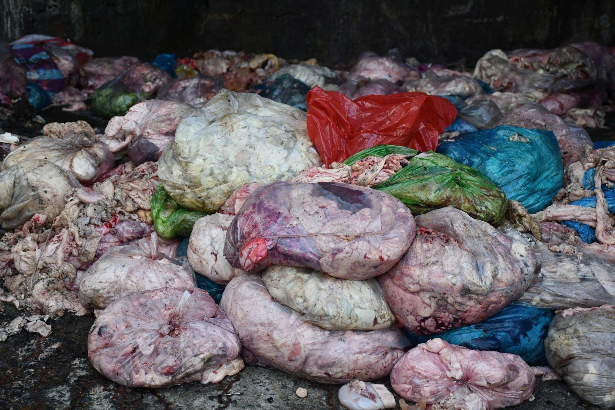 Cận cảnh cơ sở chế biến mỡ quy mô lớn, ẩn mình trong khu nghĩa trang - Ảnh 2