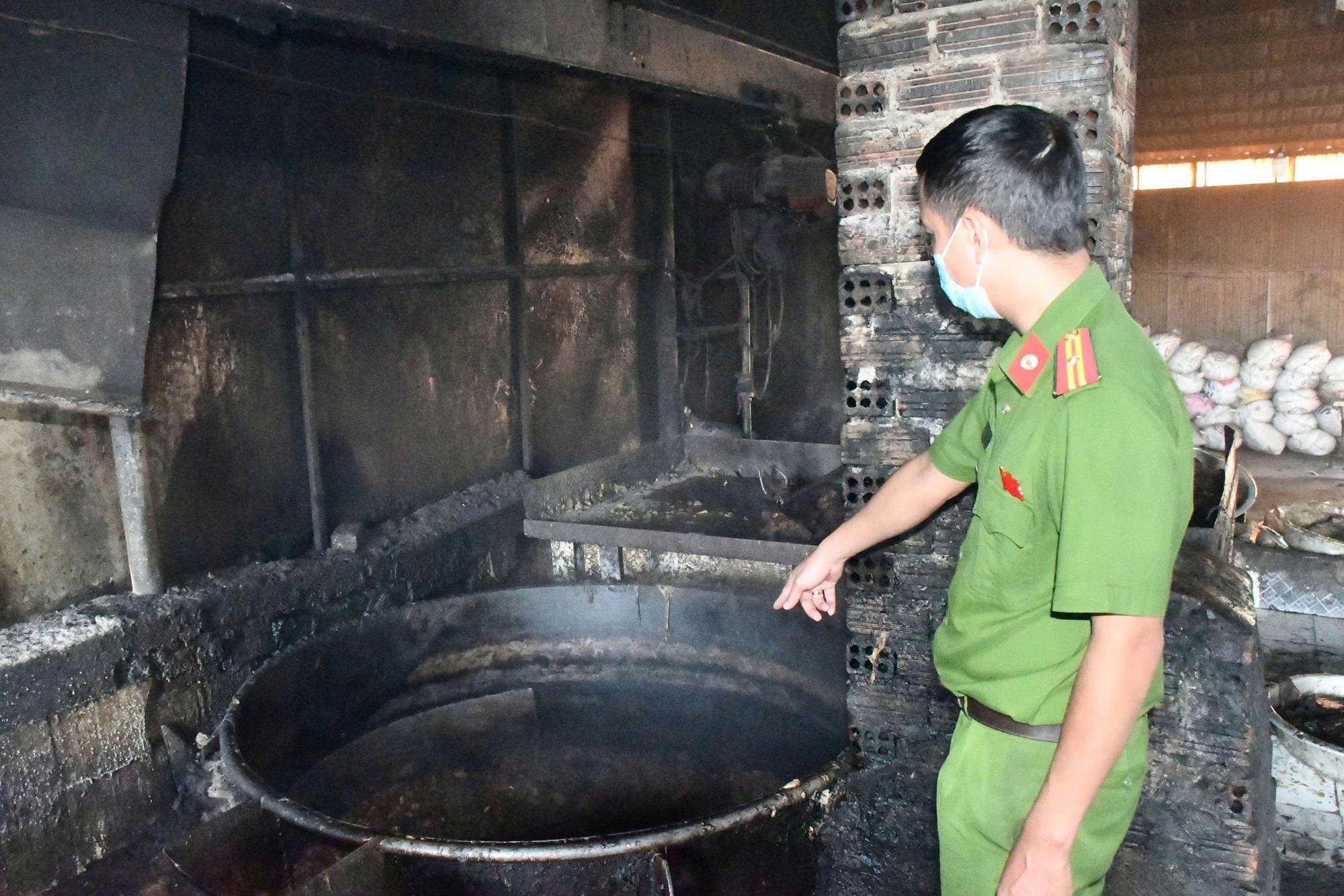 Cận cảnh cơ sở chế biến mỡ quy mô lớn, ẩn mình trong khu nghĩa trang - Ảnh 3