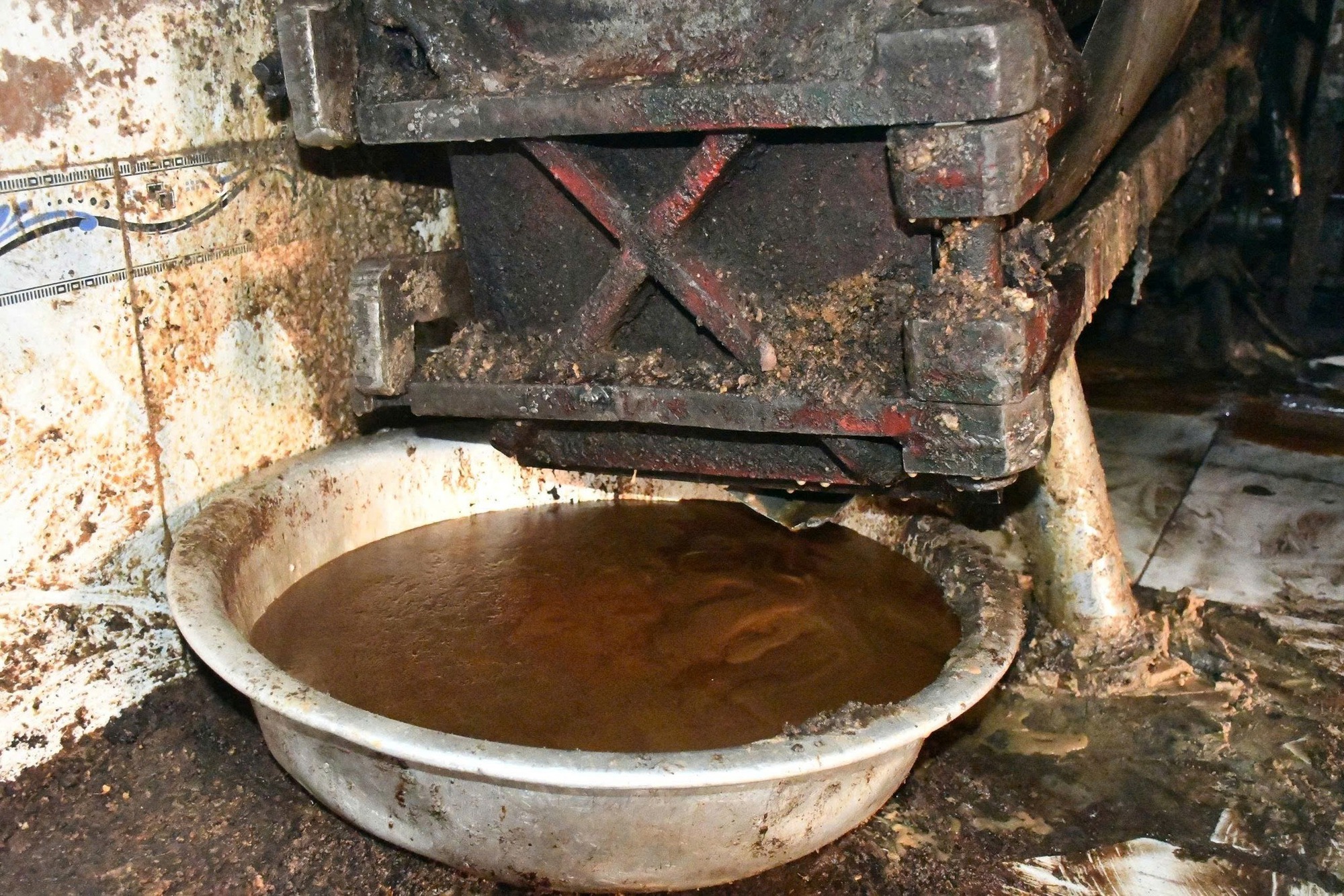 Cận cảnh cơ sở chế biến mỡ quy mô lớn, ẩn mình trong khu nghĩa trang - Ảnh 4