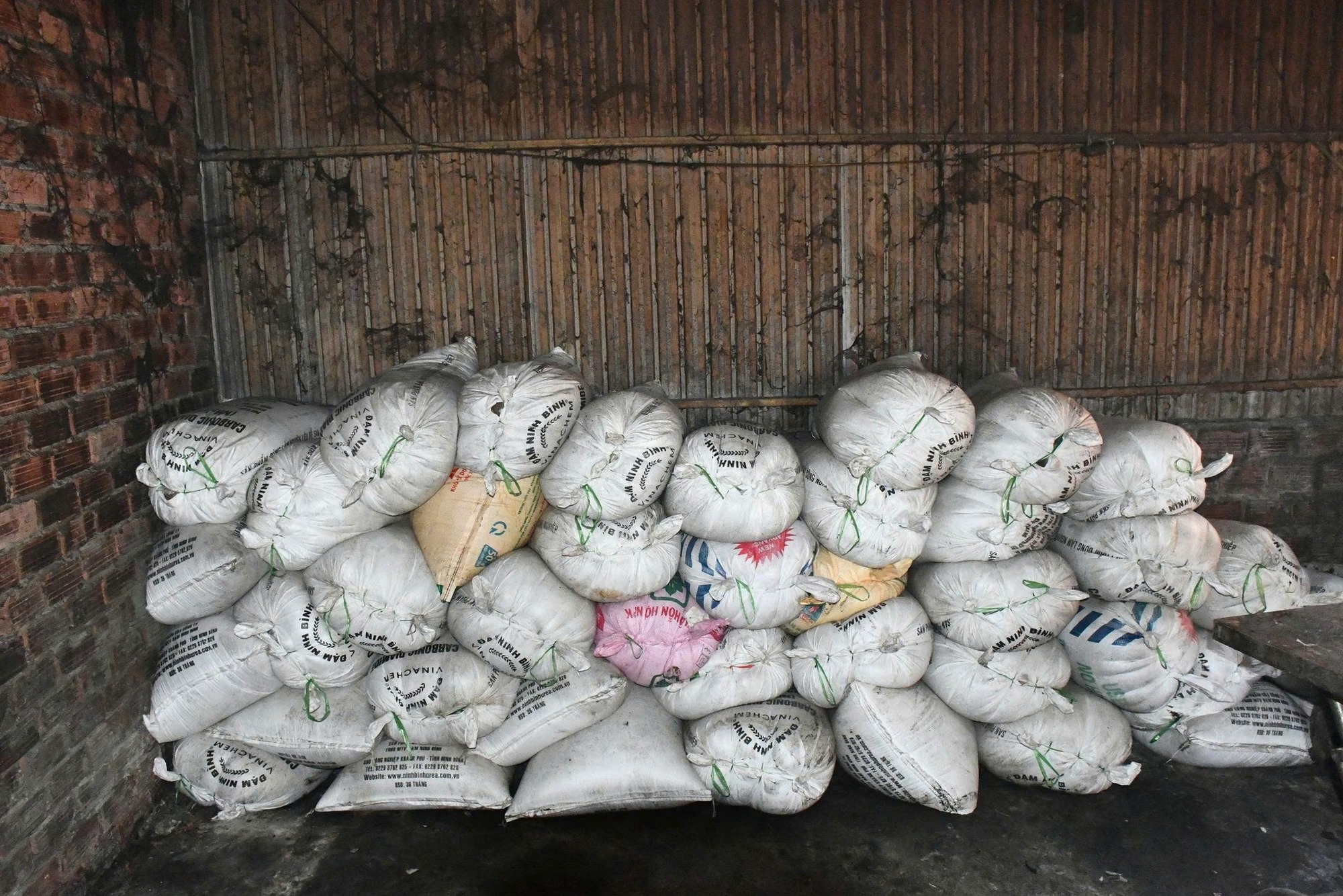 Cận cảnh cơ sở chế biến mỡ quy mô lớn, ẩn mình trong khu nghĩa trang - Ảnh 7