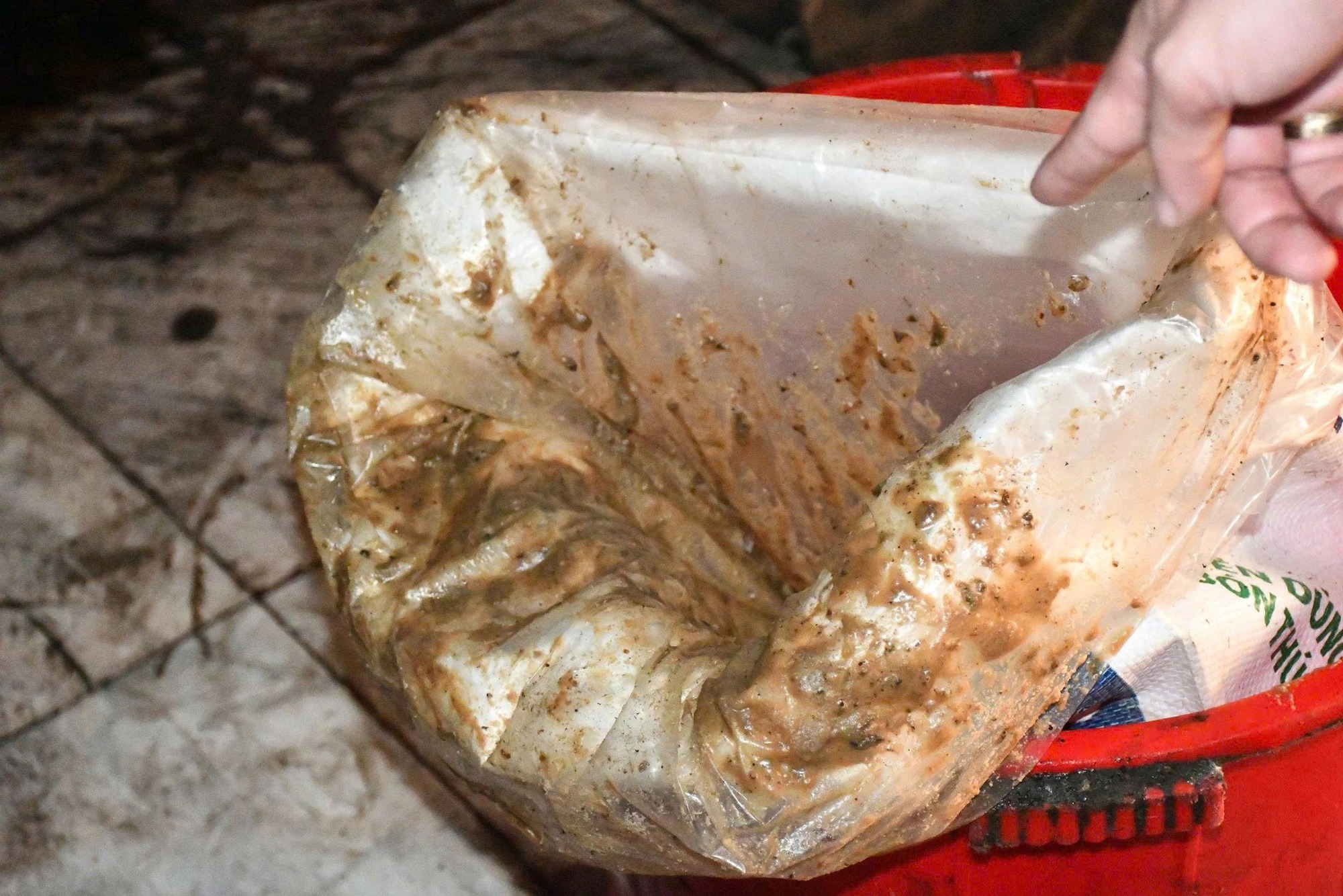 Cận cảnh cơ sở chế biến mỡ quy mô lớn, ẩn mình trong khu nghĩa trang - Ảnh 8