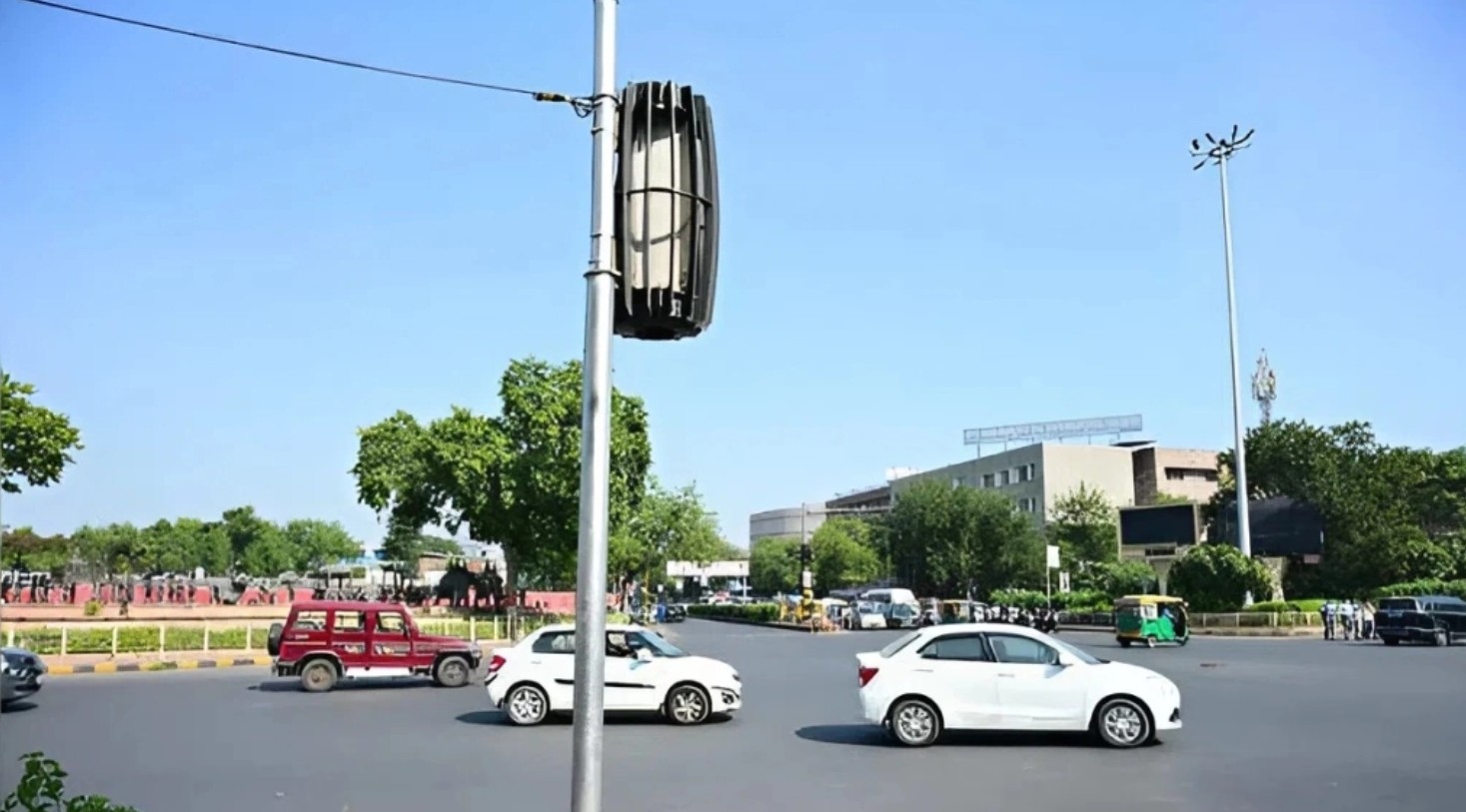 Thành phố lắp máy lọc không khí ngoài đường vì quá ô nhiễm - Ảnh 1