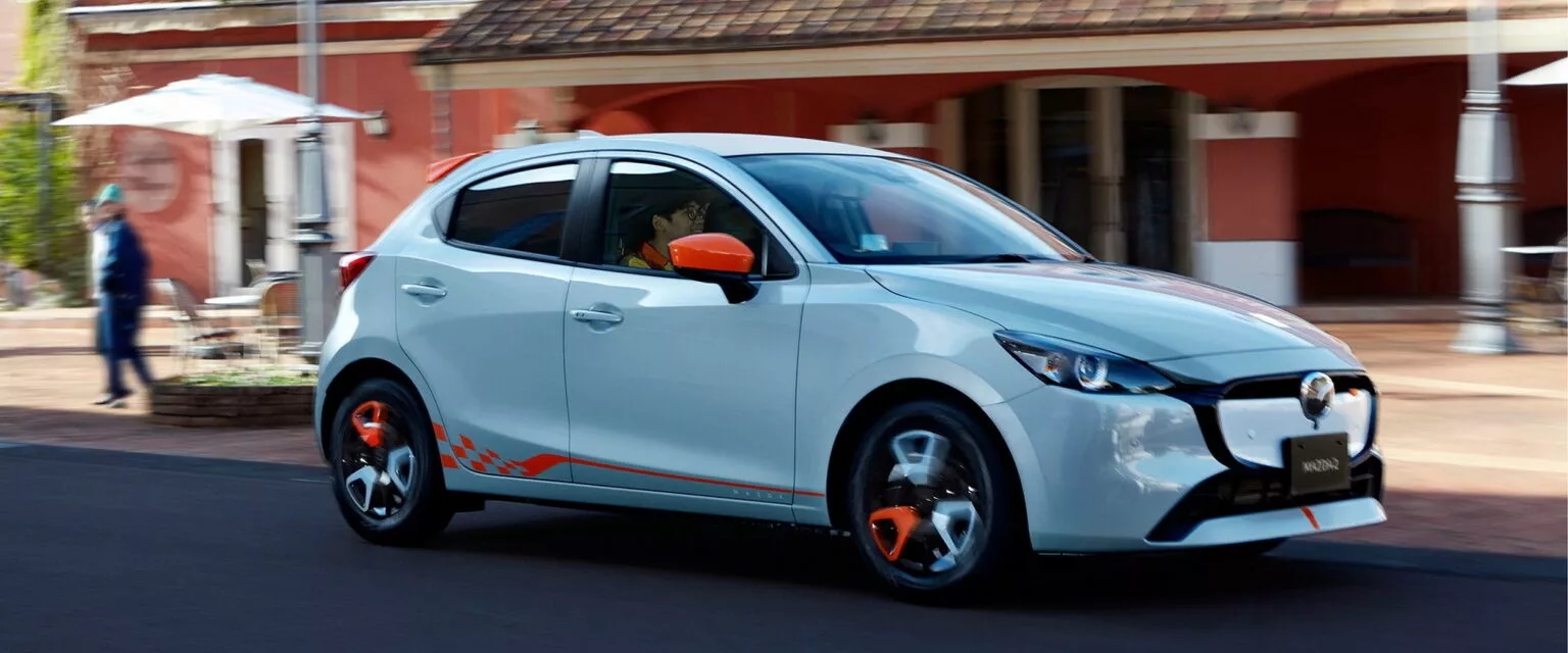 Mazda2 2026 ra mắt: Màn hình lớn, camera 360, có cả bản độ như xe đua - Ảnh 6