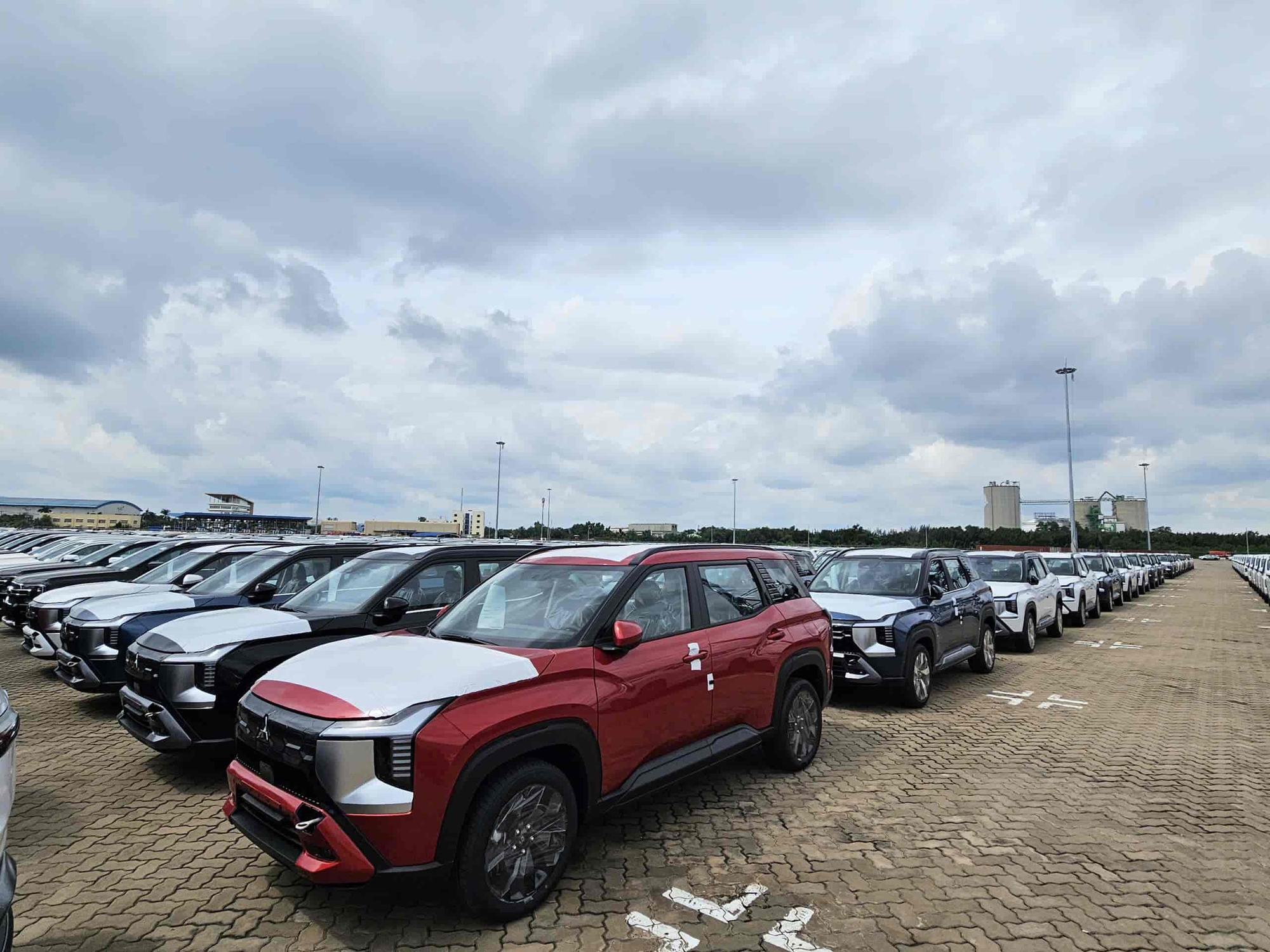 Lô Mitsubishi Destinator đầu tiên cập cảng Việt Nam: Ít nhất 2 bản với ngoại hình khác biệt, có ADAS, dễ 'hot' khi ra mắt đầu tháng sau - Ảnh 1