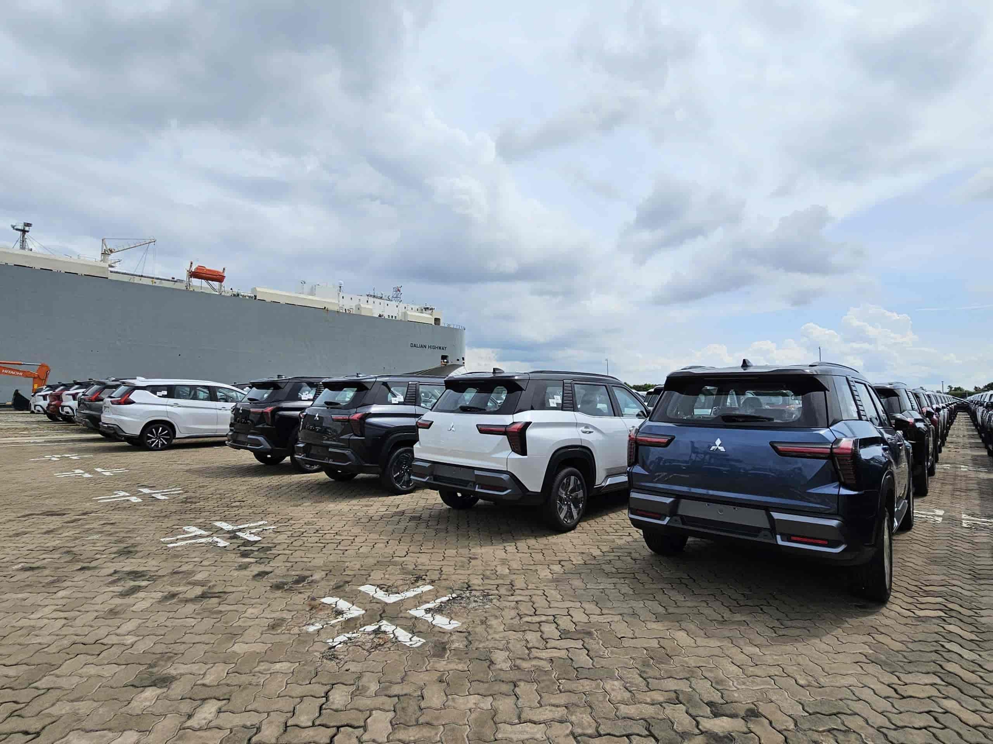 Lô Mitsubishi Destinator đầu tiên cập cảng Việt Nam: Ít nhất 2 bản với ngoại hình khác biệt, có ADAS, dễ 'hot' khi ra mắt đầu tháng sau - Ảnh 3