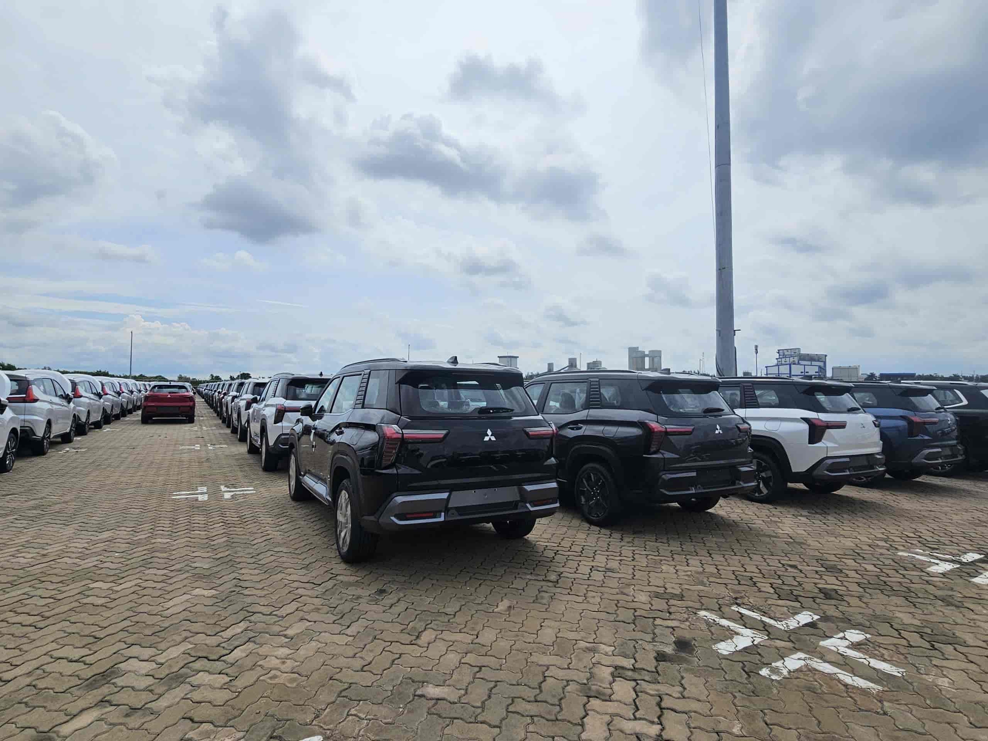 Lô Mitsubishi Destinator đầu tiên cập cảng Việt Nam: Ít nhất 2 bản với ngoại hình khác biệt, có ADAS, dễ 'hot' khi ra mắt đầu tháng sau - Ảnh 4