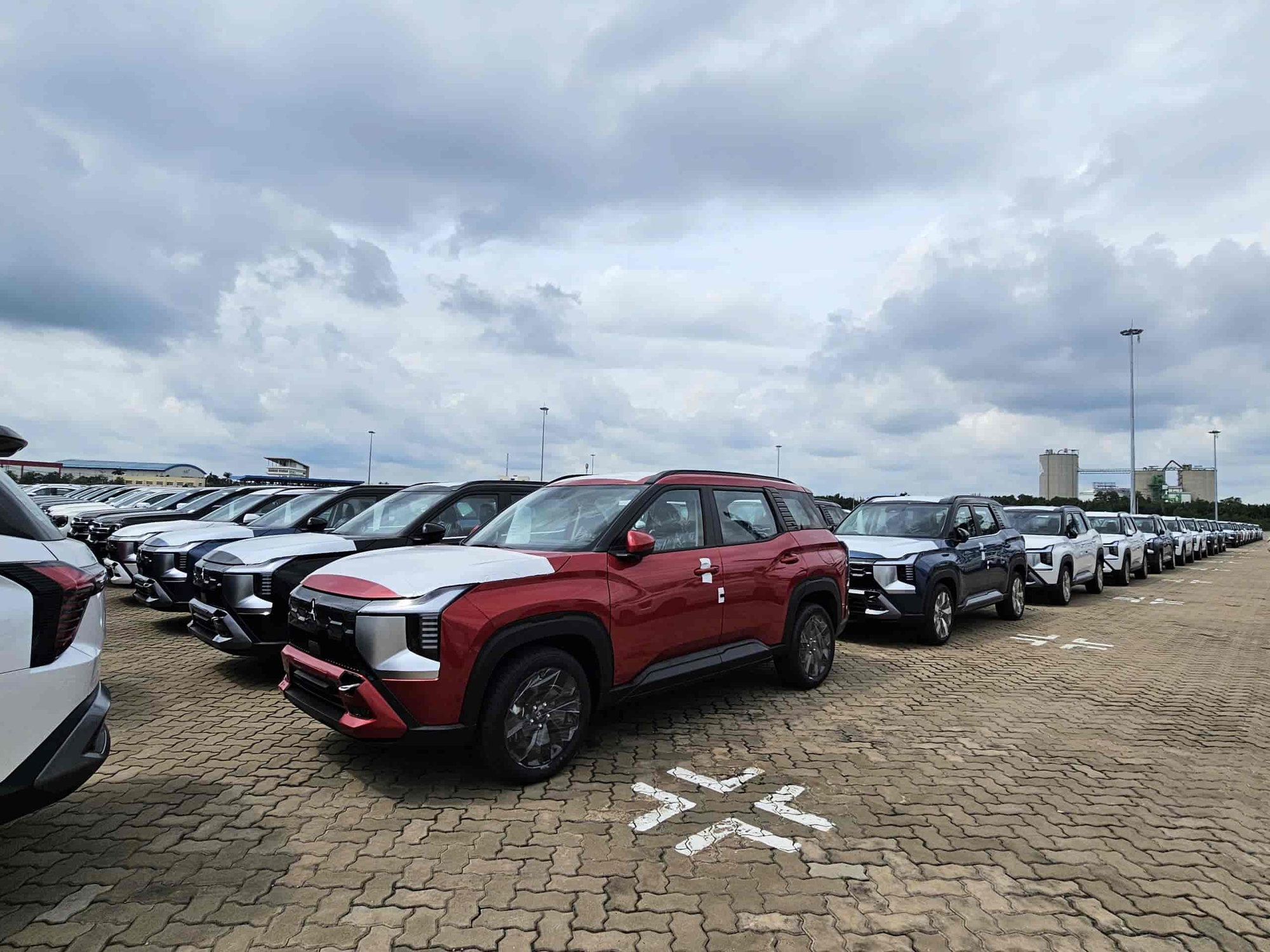 Lô Mitsubishi Destinator đầu tiên cập cảng Việt Nam: Ít nhất 2 bản với ngoại hình khác biệt, có ADAS, dễ 'hot' khi ra mắt đầu tháng sau - Ảnh 2