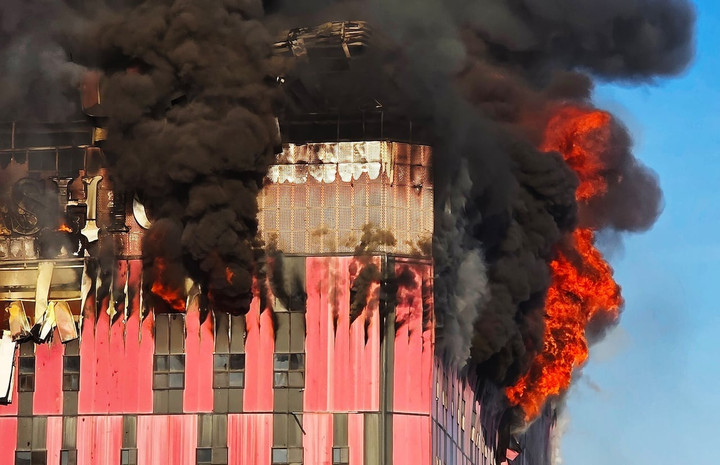 Ngọn lửa khổng lồ nuốt chửng kho hàng thời trang Hàn Quốc - Ảnh 2