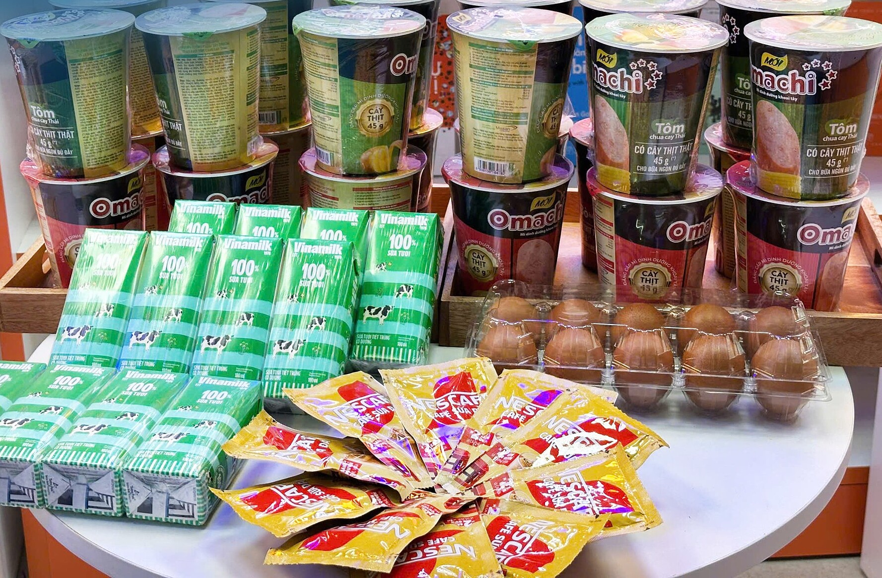 FPT hỗ trợ 4 tấn thuốc, vật tư y tế và chỗ trú an toàn cho người dân vùng lũ miền Trung - Ảnh 2