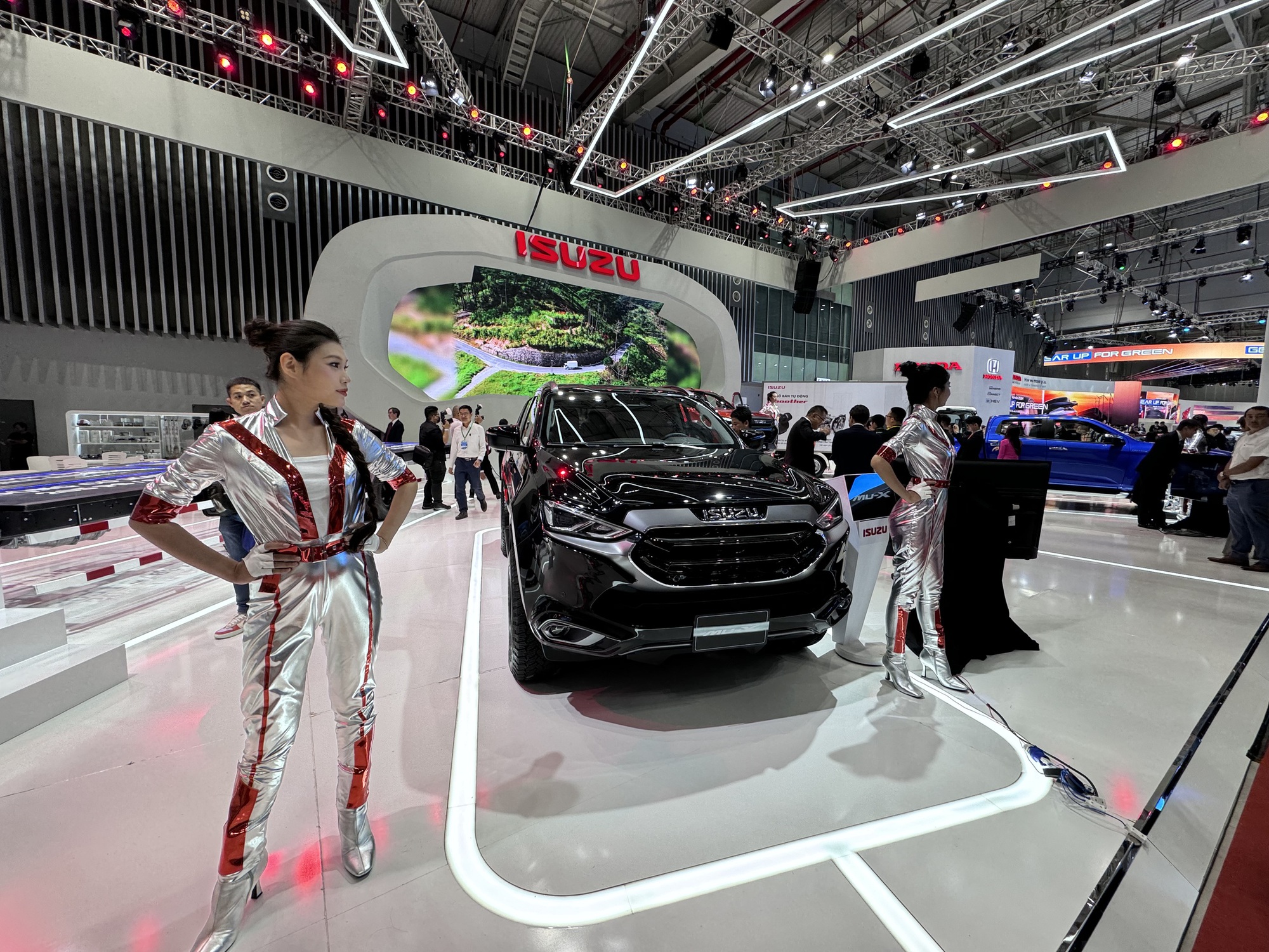 Nhiều mẫu ô tô ế ẩm, doanh số rớt mạnh - Ảnh 5