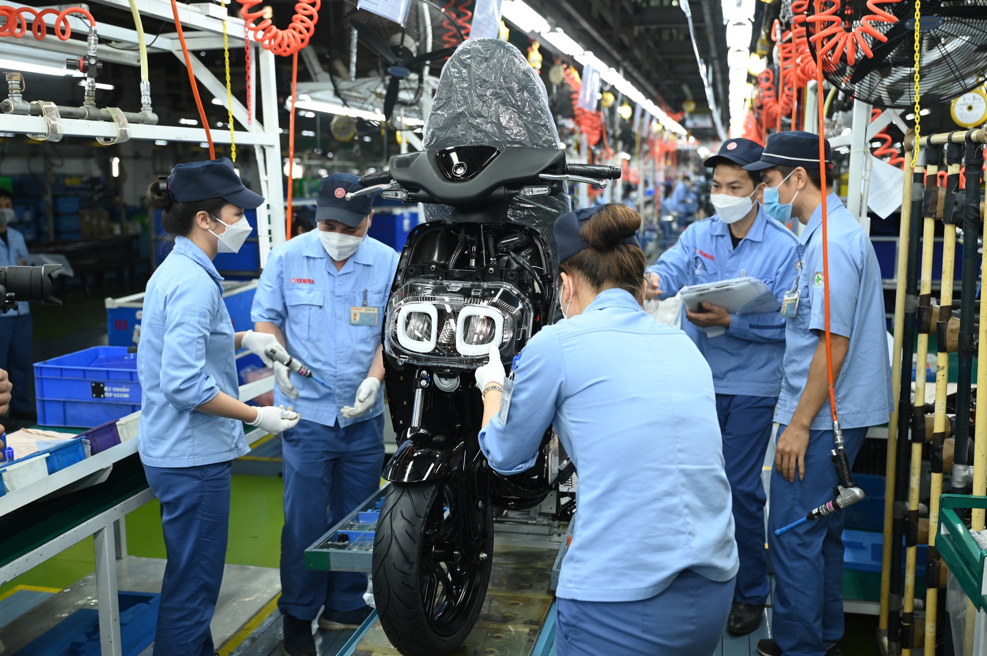 Doanh số xe máy điện tăng chóng mặt - Ảnh 1