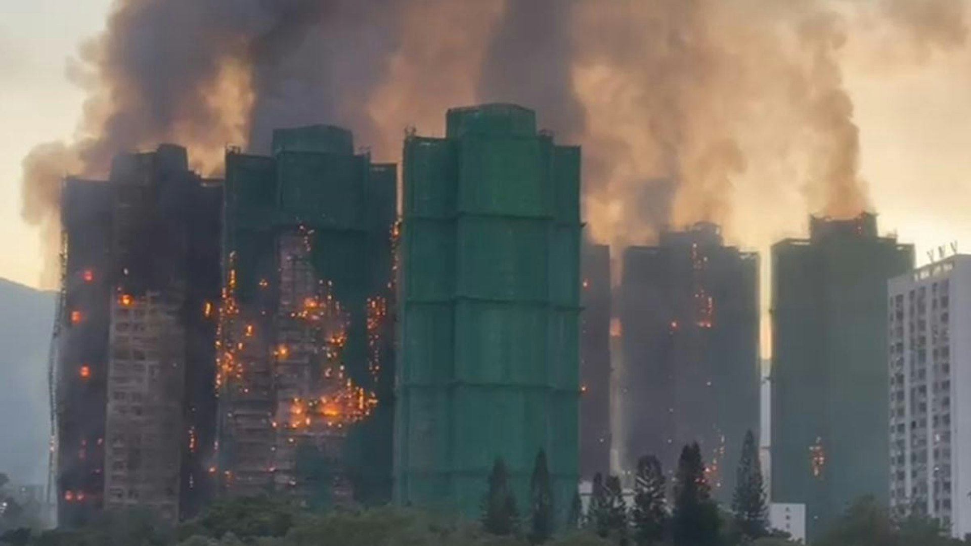 Chân dung lính cứu hoả qua đời trong vụ cháy chung cư ở Hong Kong (Trung Quốc): Xót xa lời nhắn cuối - Ảnh 1