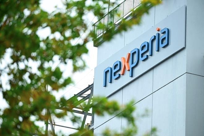 Hà Lan tịch thu, Trung Quốc đáp trả: Cuộc chiến chip cơ bản đẩy ngành công nghiệp ô tô vào thế nguy hiểm - Ảnh 1